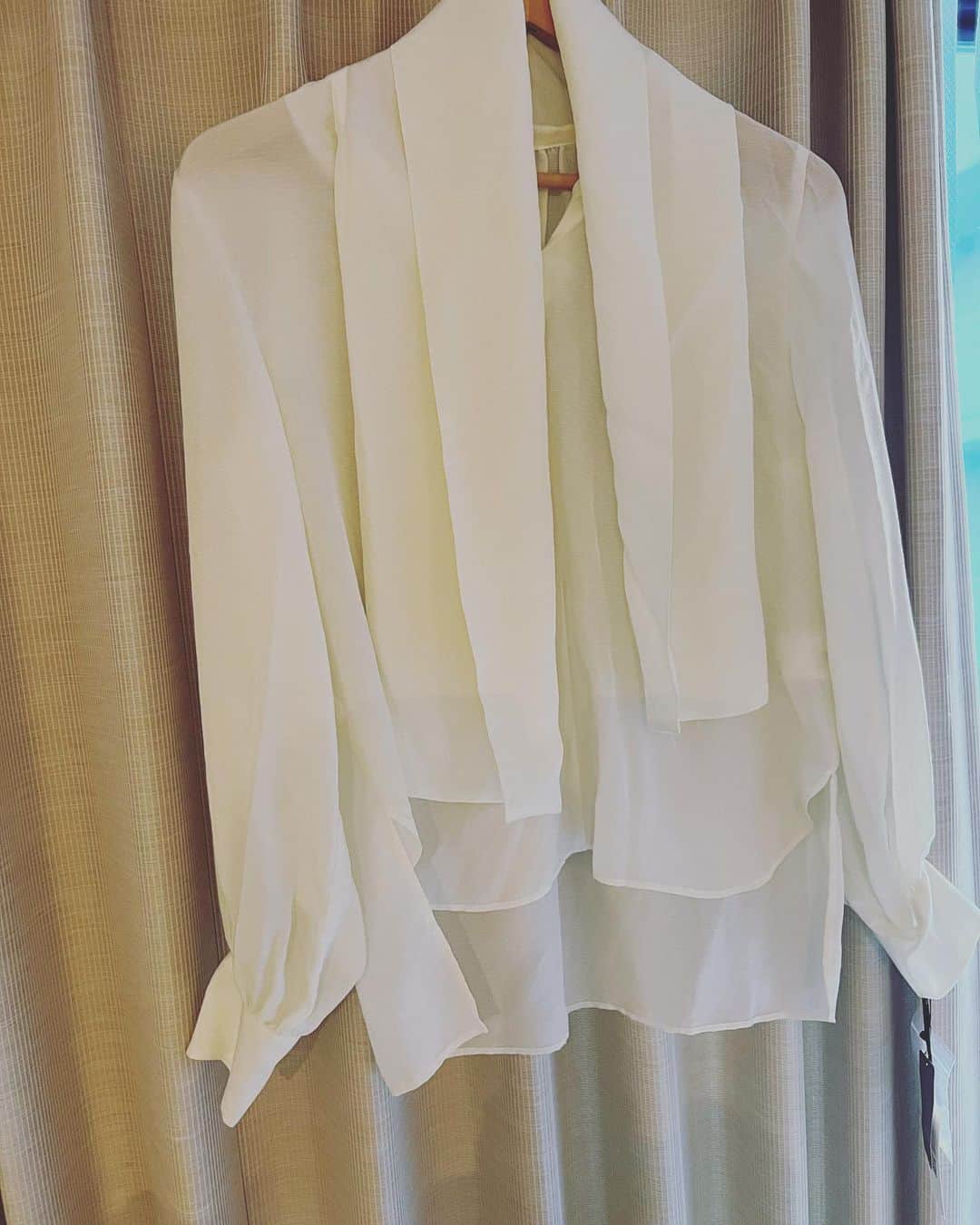 松葉れいなのインスタグラム：「着方が良く分からないお洋服を買いがち🤔💭 リボン結びするのかな…  何となく持ってる服に合わせてみて…コーデを作ってみたら 好きな感じになった🫣  明日はこのコーデに決まり ショートブーツに合わせル🐣  #ファッション #白シャツコーデ  #ベストコーデ #エストネーション銀座店  #ファッション好きな人と繋がりたい  #アラフォーコーデ」