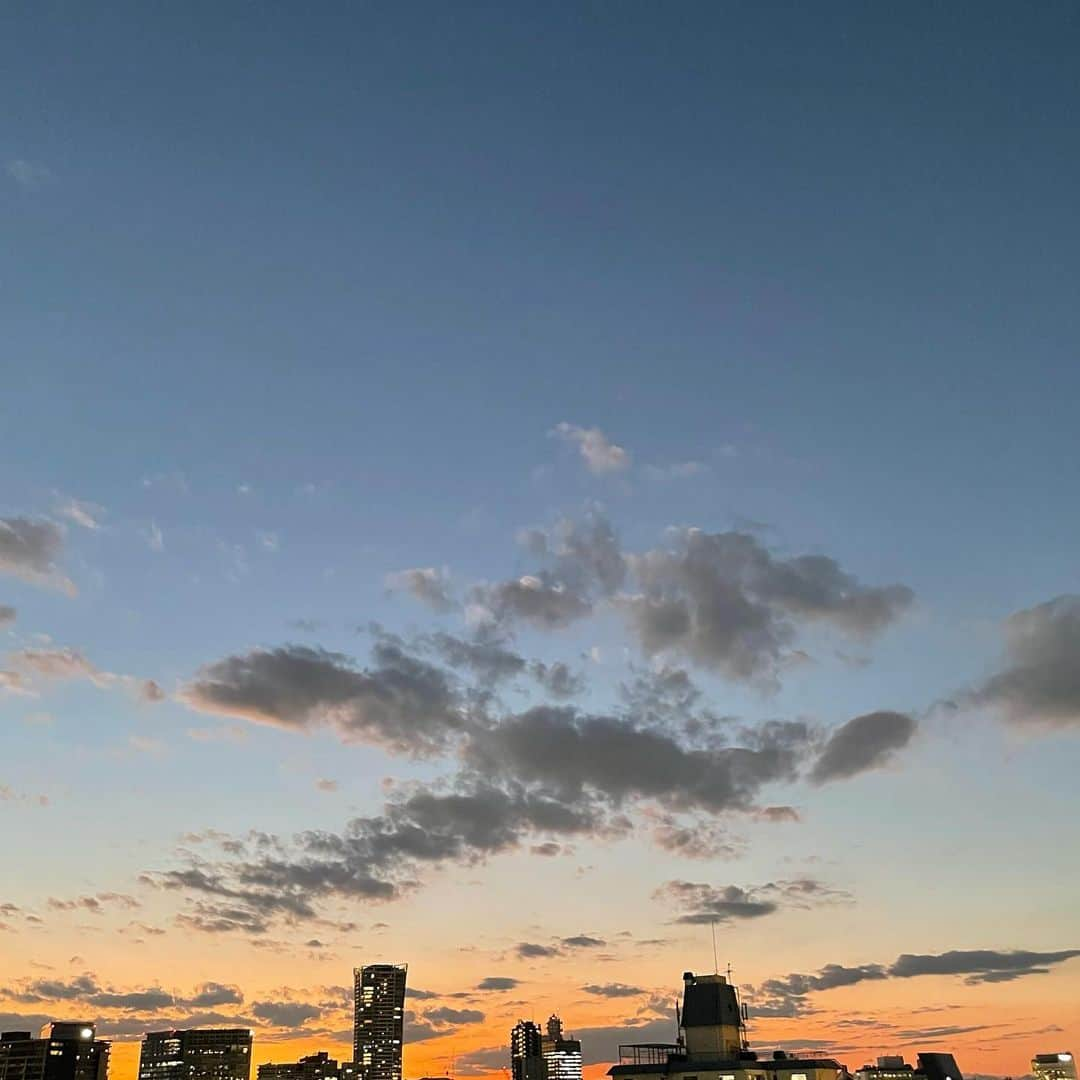 吉井明子さんのインスタグラム写真 - (吉井明子Instagram)「𓍯𓍯𓍯  Today's sunset sky. 皆既月食待ちの空🌕  #空 #夕焼け #tokyo #sky #sunset #日落 #일몰　#matahariterbenam」11月8日 17時16分 - akiko_yoshii_sunny_rain