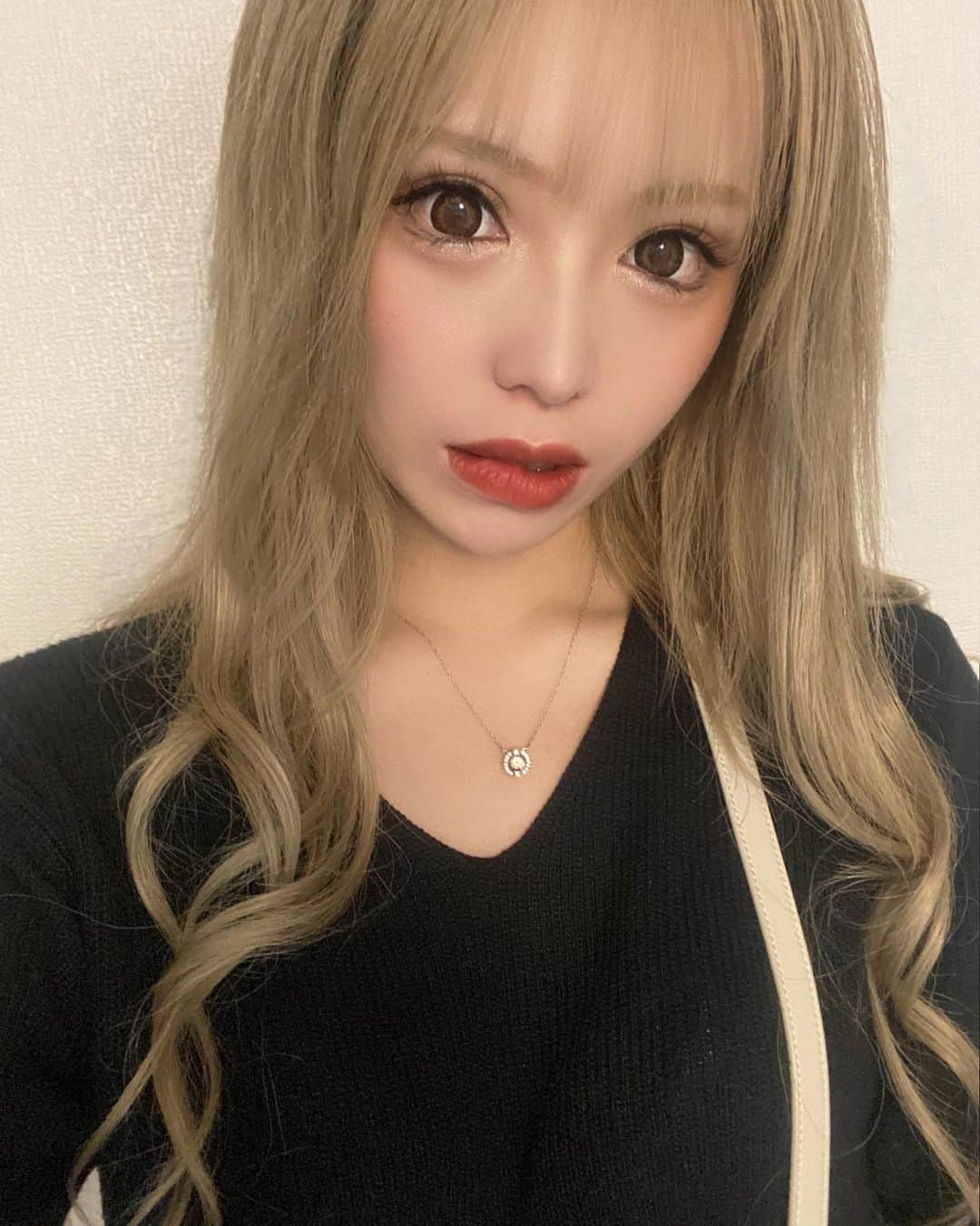 桃瀬まりあのインスタグラム：「さむ〜い🌳 ずっとエマにくっついてたい🐶 エマに魔法かけて人間サイズに大きくらないかな➰🪄💘 ならないか〜 . #北海道 #札幌 #すすきの #ニュークラブ #ニュークラ  #桃瀬まりあ #クラブプレミア #キャバクラ #ホスト #東京 #六本木 #新宿 #歌舞伎町 #大阪 #北新地 #ミナミ #美尻  #ギャル #おっぱい #シャンパン #japan #Hokkaido #美容  #誕生日 #パーティ #浴衣 #キャバ嬢 #美人 #北海道旅行 #旅行」