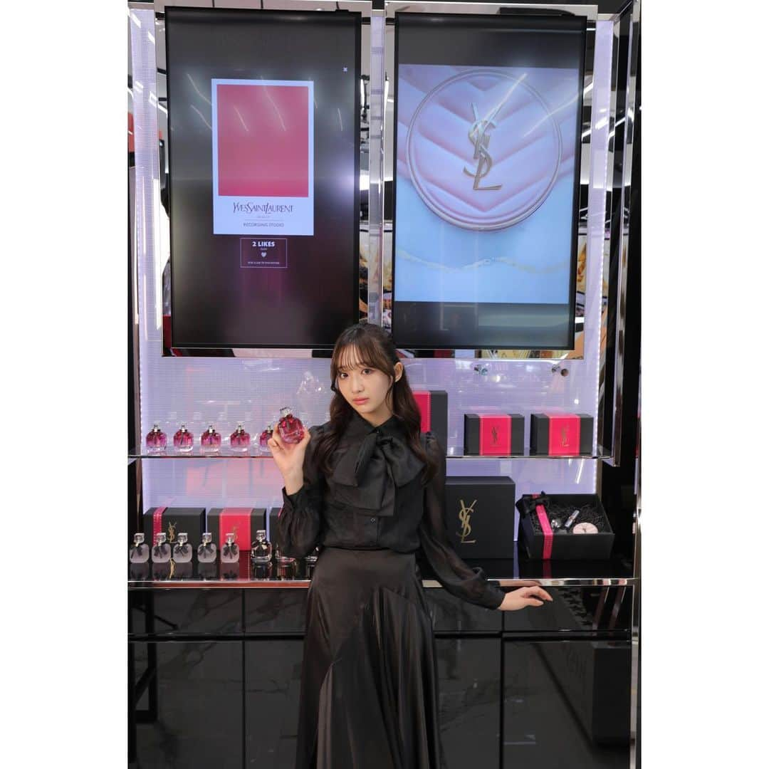 石川翔鈴さんのインスタグラム写真 - (石川翔鈴Instagram)「. 「FROZEN PINK PARTY」 YSL BEAUTY公式オンラインブティックで 「フローズンピンクパーティ」キャンペーンが 11/8(⽕)からスタート🪞💗 ⁡ YSLのとっても可愛いPINKアイテムを、 渋⾕PARCOで体験させていただきました✨ ⁡ ピンクの素敵なアイテムが沢山並んでいて 胸が高鳴りました💖☺️   YSLの甘くロマンティックなフレグランス  " モンパリ "🤍 私は普段、 甘さの中にラズベリーの酸味が溶け込んだ " モン パリ オードパルファム "を 愛用しているのですが ⁡ 今回、 モン パリの全4種を嗅ぎ比べさせていただいて 深い甘さの中にウッディさも感じられる " モン パリ オーデパルファム アンタンス "に 特に心を奪われてしまいました💘 ⁡ モン パリ の透明感のある甘さに 2種のローズの深い甘さが加わり それはもう魅力的でして...💕💕 ⁡ そして、毎日のメイクでもお世話になっている、 見た目が可愛いだけではなく 軽くてつややかな 内側から発光しているような仕上がりで しっかりカバー力もある超優秀なピンクのクッションファンデ " ラディアント タッチ グロウパクト " こちらはもう一度使ったら手放せません... 完全に沼です🤦🏻‍♀️💗 ⁡ 上記の他にも、 YSLのPINKアイテムセレクションは スキンケア成分78％でリップバームとして使える " ルージュ ヴォリュプテ キャンディグレーズ No.2 "  などなど...人気アイテムが勢ぞろいなんです！ ⁡ 皆さんも是非、 YSL BEAUTY「FROZEN PINK PARTY」 楽しんでください💄🪞💕   @yslbeauty #YSLピンク #モンパリ #モンパリオーデパルファムアンタンス #ラディアントタッチグロウパクト #ルージュヴォリュプテキャンディグレーズ」11月8日 18時00分 - karen__i328