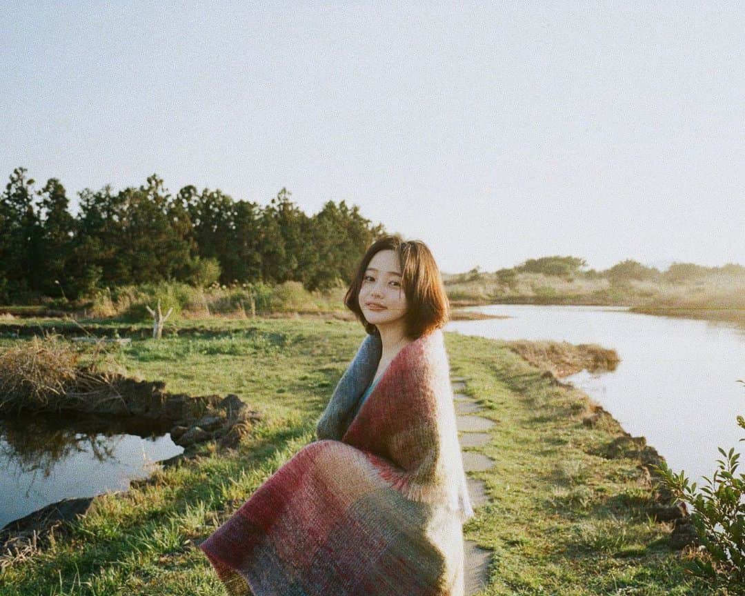 ソン・ファミンのインスタグラム：「카메라 필터 어플..! 이번주 금요일에 출시됩니다 📸  어플이름은 Filmhwa 입니다  •필름카메라, 아날로그 느낌 폰카로 내고 싶으신 분들  •자연스럽게 색보정하는걸 선호하시는 분들   꼭 추천드리고 싶은 어플이에요!  궁금한 점은 스토리로 정리해서 올려드릴게요-」