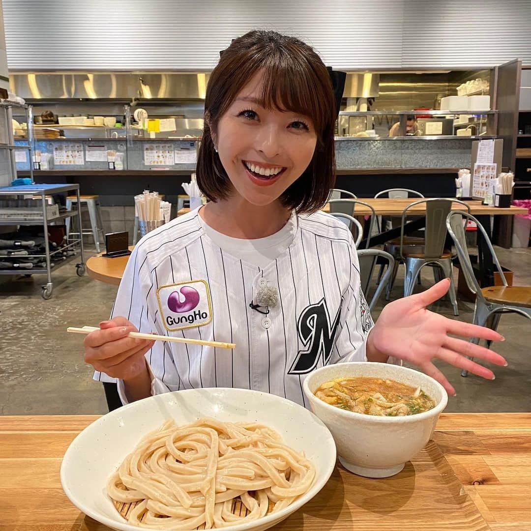小尾渚沙のインスタグラム：「先週の千葉ロッテマリーンズ応援番組『MARINES FREAKS』でご紹介した、選手おすすめグルメとは…💕  #武蔵野うどん澤村 さんでした〜❤️ 浦和球場すぐ近くにあり、毎日行列ができる人気店です😍  もっちもちで弾力のある麺が、たまらなく美味しかったです🤤 お肉もたっぷり💕  撮影中というのを忘れるぐらい、夢中で食べちゃいました🤣 こりゃ、リピーター続出なわけだ！！  あ〜😍また食べたいっ😍😍  お近くの方、ぜひ行ってみて下さいね❤️ . . @sawamura_udon  #chibalotte @chibalotte  #MarinesFreaks #武蔵野うどん #澤村」