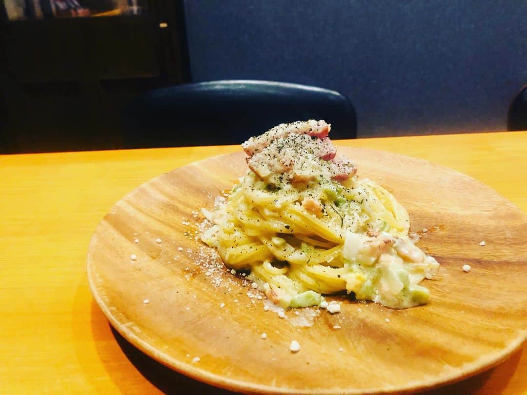 シェフ大西のインスタグラム：「どうもCOCOCOROお料理担当の「奏」です❗️  今週の営業もスタートします❗️  本日のオススメ「サーモンとアボカドのタルタルパスタ」  ご来店お待ちしてます🙇‍♂️  #bar #調布 #西調布 #サーモン #アボカド #タルタルソース #パスタ」