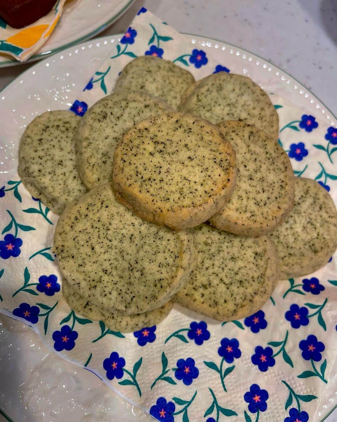 スミス春子さんのインスタグラム写真 - (スミス春子Instagram)「先日クッキーを焼きました🍪  １枚目はチョコクッキー ２枚目は紅茶クッキーです🌼  形が歪なものもありますが サクサクで美味しかったのでよしとします…笑  もっと色々なクッキーに挑戦したいなあ🤔  #クッキー作り  #お菓子作り」11月8日 18時40分 - harukosmith