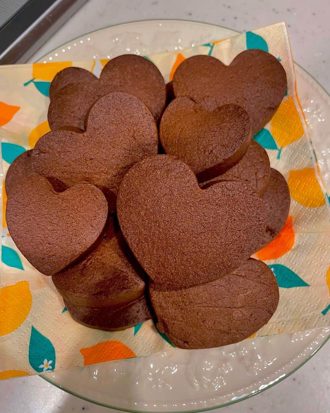 スミス春子のインスタグラム：「先日クッキーを焼きました🍪  １枚目はチョコクッキー ２枚目は紅茶クッキーです🌼  形が歪なものもありますが サクサクで美味しかったのでよしとします…笑  もっと色々なクッキーに挑戦したいなあ🤔  #クッキー作り  #お菓子作り」