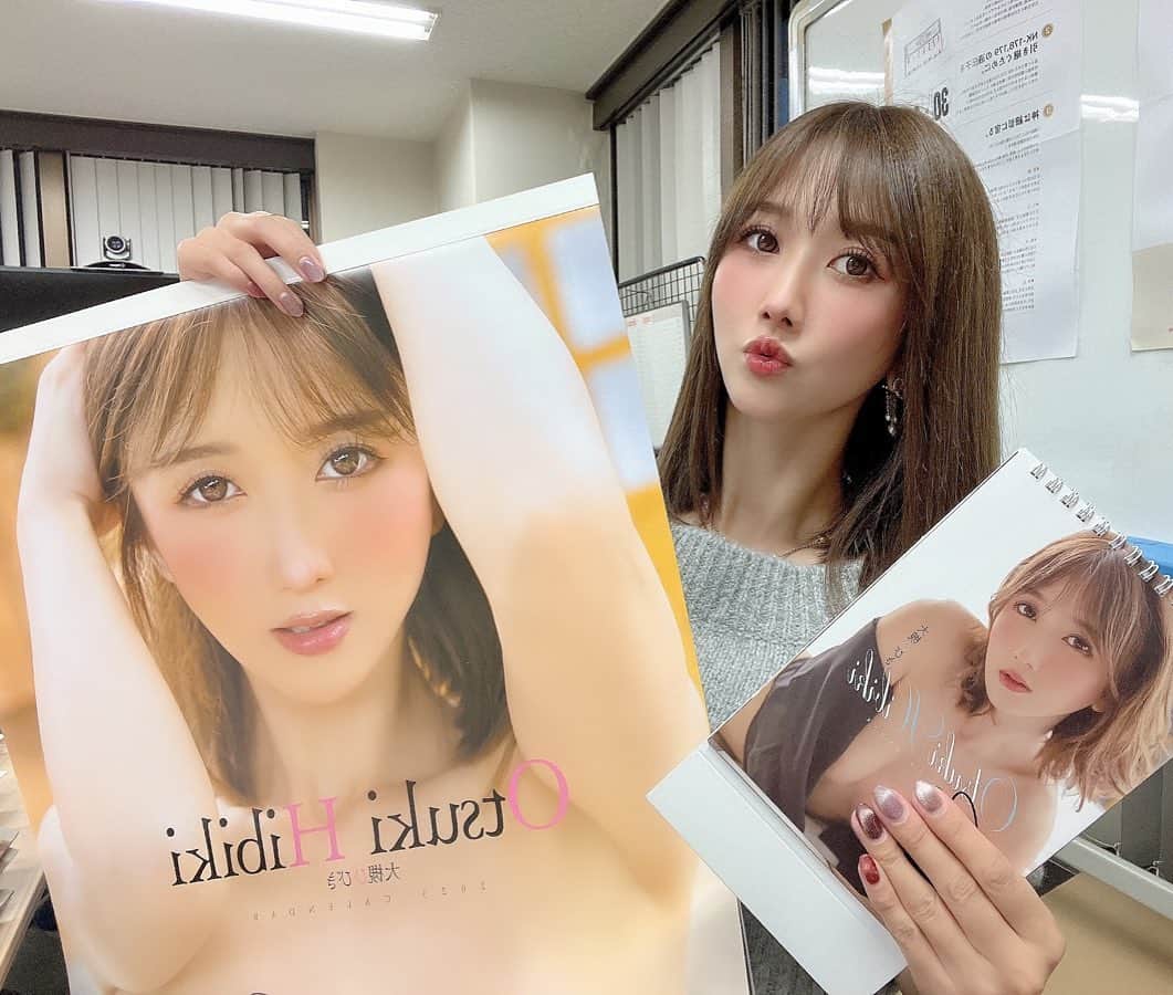 のインスタグラム：「来年のカレンダーに サインを書いてきました☺️ 発売イベントが楽しみです🌸  11/12(土)13:30〜 会場/書泉グランデ 店頭で参加券配布中です☺️ 写真撮影などもできます！ 当日参加もお待ちしています🌸」