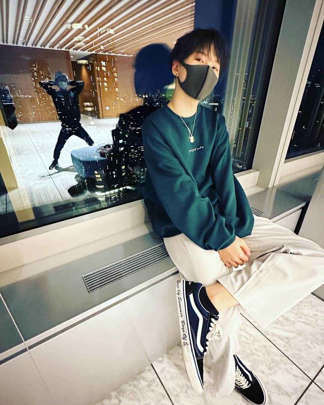 ブラザー4チャンネルのインスタグラム：「カッコかわいい写真をパシャリ📸 ⁡ あれ？？ ⁡ いっくんとだいちゃんの写真の背景に何か邪魔が入ってる…笑 ⁡ みんな写りたがりだな…😅 ⁡ #brother4 #YouTuber #夜景が綺麗  #ムード台無し😂」