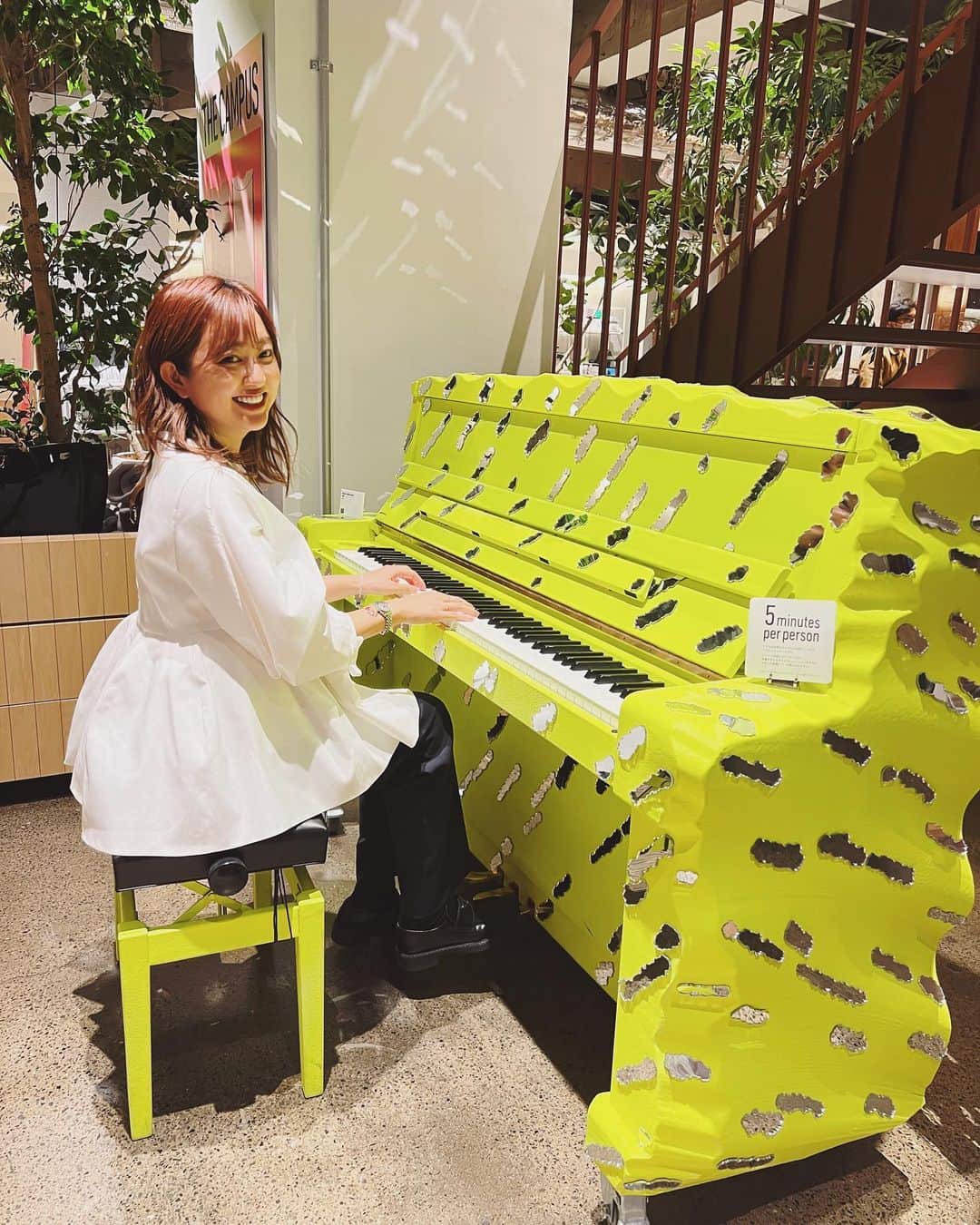 菊地亜美さんのインスタグラム写真 - (菊地亜美Instagram)「可愛すぎるピアノがあったから座ってみたけど、弾ける曲がなかった…🎹 こう見えてピアノ習ってたんだけどね。。  ブラウスは @_y_o_r_i_ 🤍  本日も楽しいお仕事だったのでまたお知らせします🤍」11月8日 19時22分 - amikikuchi0905