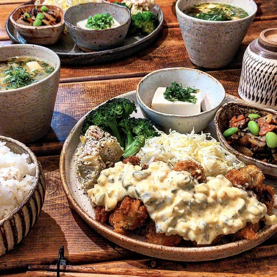 meeのインスタグラム：「こんばんは😊⁡ ⁡⁡ ⁡今日は息子リクエストで夜ご飯 🍚🍴⁡ ⁡作ってる時も何回も、まだ❓と見に来てた😂⁡ ⁡いつまでたっても子供の心😂⁡ ⁡⁡ ⁡✺牡蠣フライ⁡ ⁡✺さつまいもサラダ⁡ ⁡✺蓮根ひじきのキンピラ⁡ ⁡✺味噌汁⁡ ⁡✺ごはん⁡ ⁡⁡ ⁡では、いただきます😋」