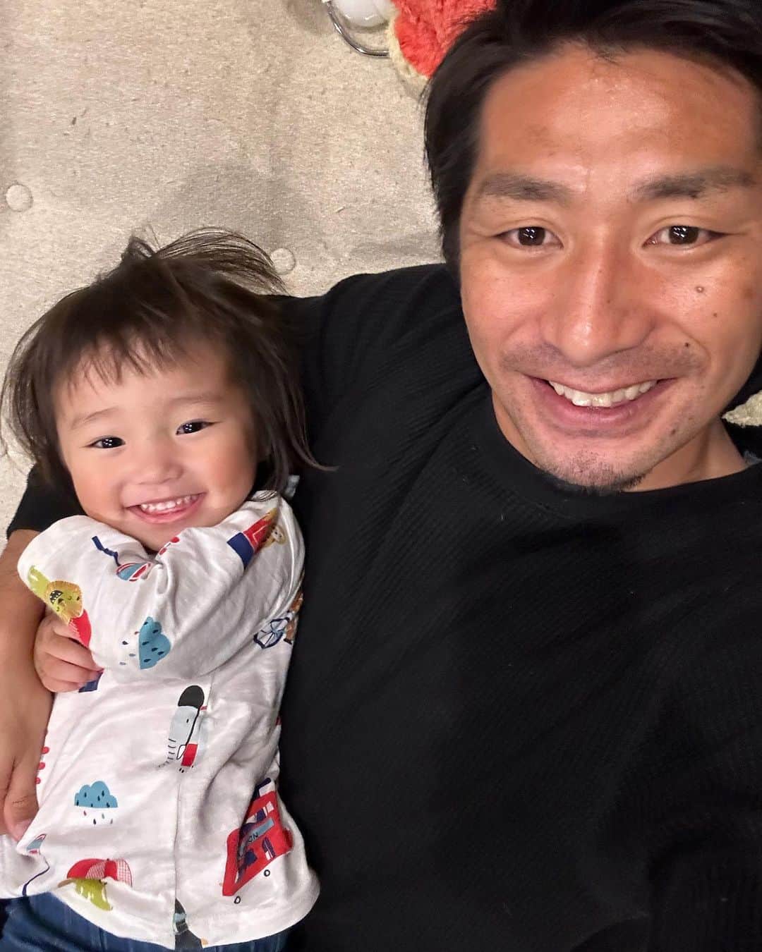 河内勇太のインスタグラム：「Happy birthday to me🎂 Thank you for everything!! 37歳になりました！  今年の誕生日は娘と2人😂 早く家族が揃うといいな！  ベトナム渡航まで1ヶ月を切ったのでてんやわんやしておりますが、無事仕事も決まり、日本では最後の最後まで大好きなサッカーが楽しめそうです！  人生何が起こるかわかりませんが、お得意の行き当たりばったりをポジティブに乗り切っていこうと思います！  今後ともよろしくお願いしますー！！  2022.11.08」