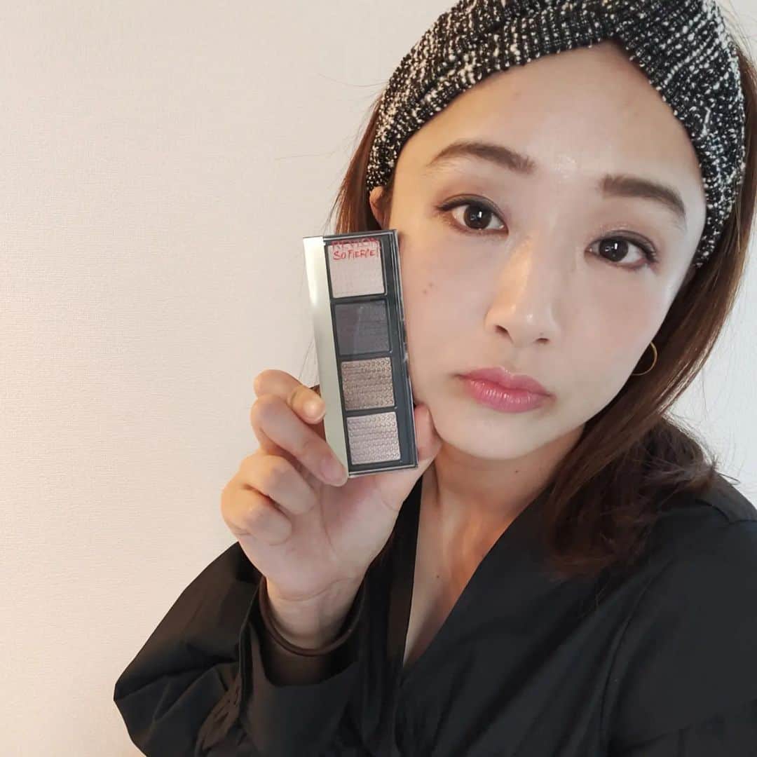 工藤里紗のインスタグラム：「NEW Eyeshadow✨ 上から2番目塗って 濃いのにそう見えない 薄い顔だから🤭  5枚目は #奇面組 Instagramしてると、 いい写真ばかり選んでしまうけど 私はふざけた人間です。  #秋Eyeshadow #revlon」