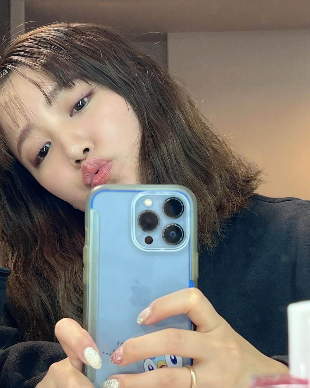 加藤玲奈のインスタグラム：「この前の配信メイク✨ メイクと服に合わせてヘアはウェーブにしてみました☺️ アイシャドウは白の☆を全体に塗って ピンクの☆を涙袋に塗っただけ！ あと目尻にアイライン引いて終わり！ グラデーションじゃなくてワンカラーのアイメイクにしてみました！ 薄いアイシャドウならありかなと🤔  ご参考までに☺️」