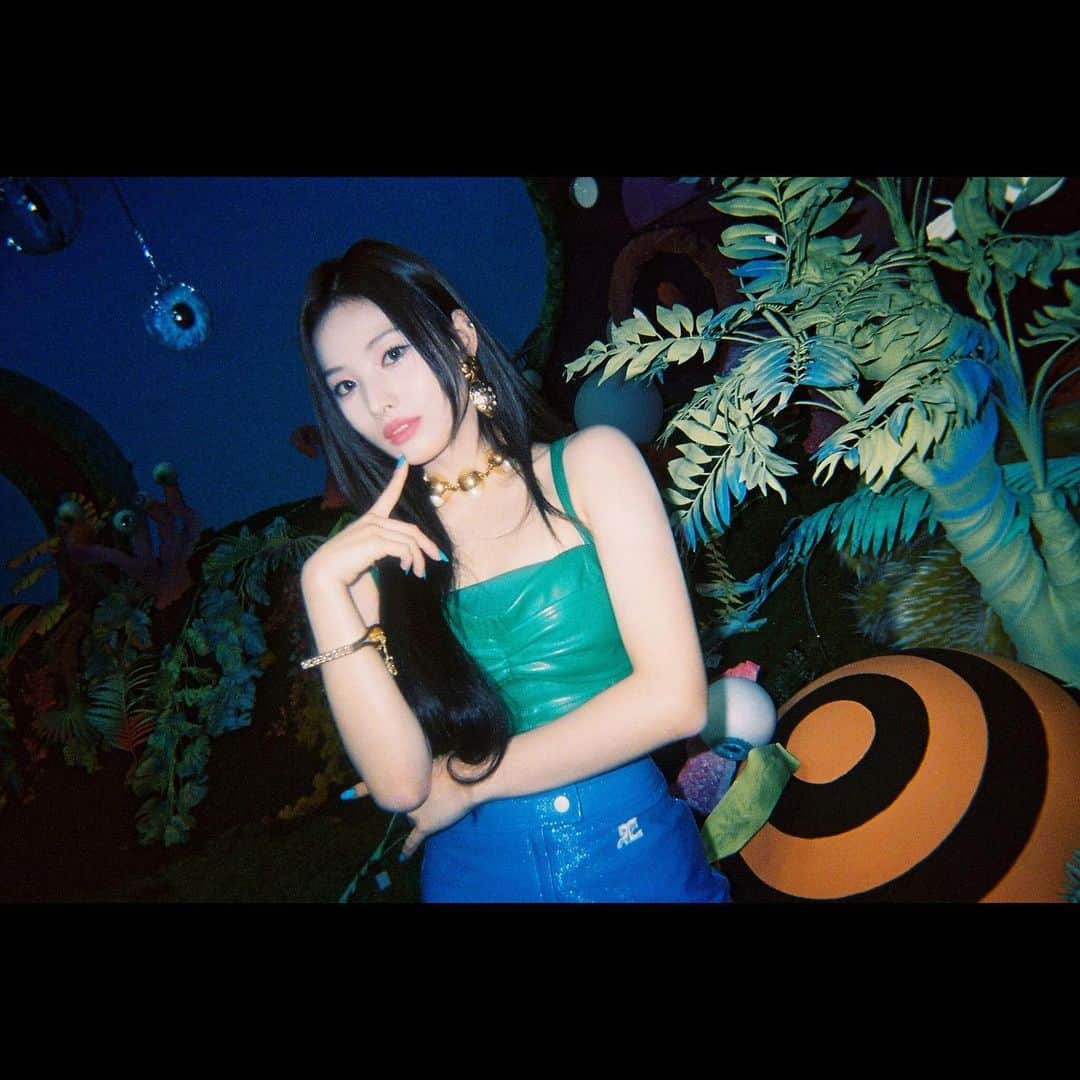 NMIXXさんのインスタグラム写真 - (NMIXXInstagram)「[📸] NMIXX 2nd Single <ENTWURF> "DICE" M/V Behind Photo🎲  #NMIXX #엔믹스 #N_SNAP」11月8日 20時03分 - nmixx_official
