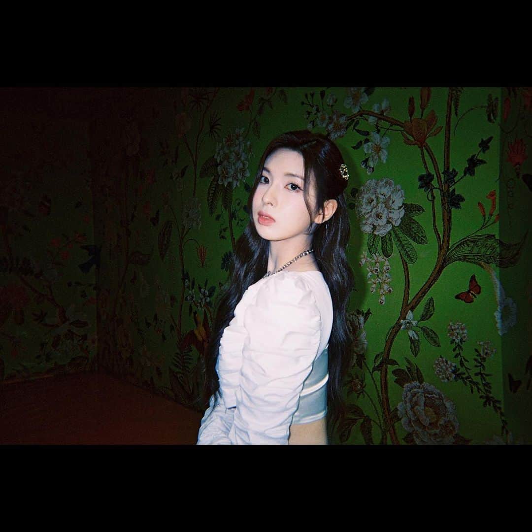 NMIXXさんのインスタグラム写真 - (NMIXXInstagram)「[📸] NMIXX 2nd Single <ENTWURF> "DICE" M/V Behind Photo🎲  #NMIXX #엔믹스 #N_SNAP」11月8日 20時04分 - nmixx_official