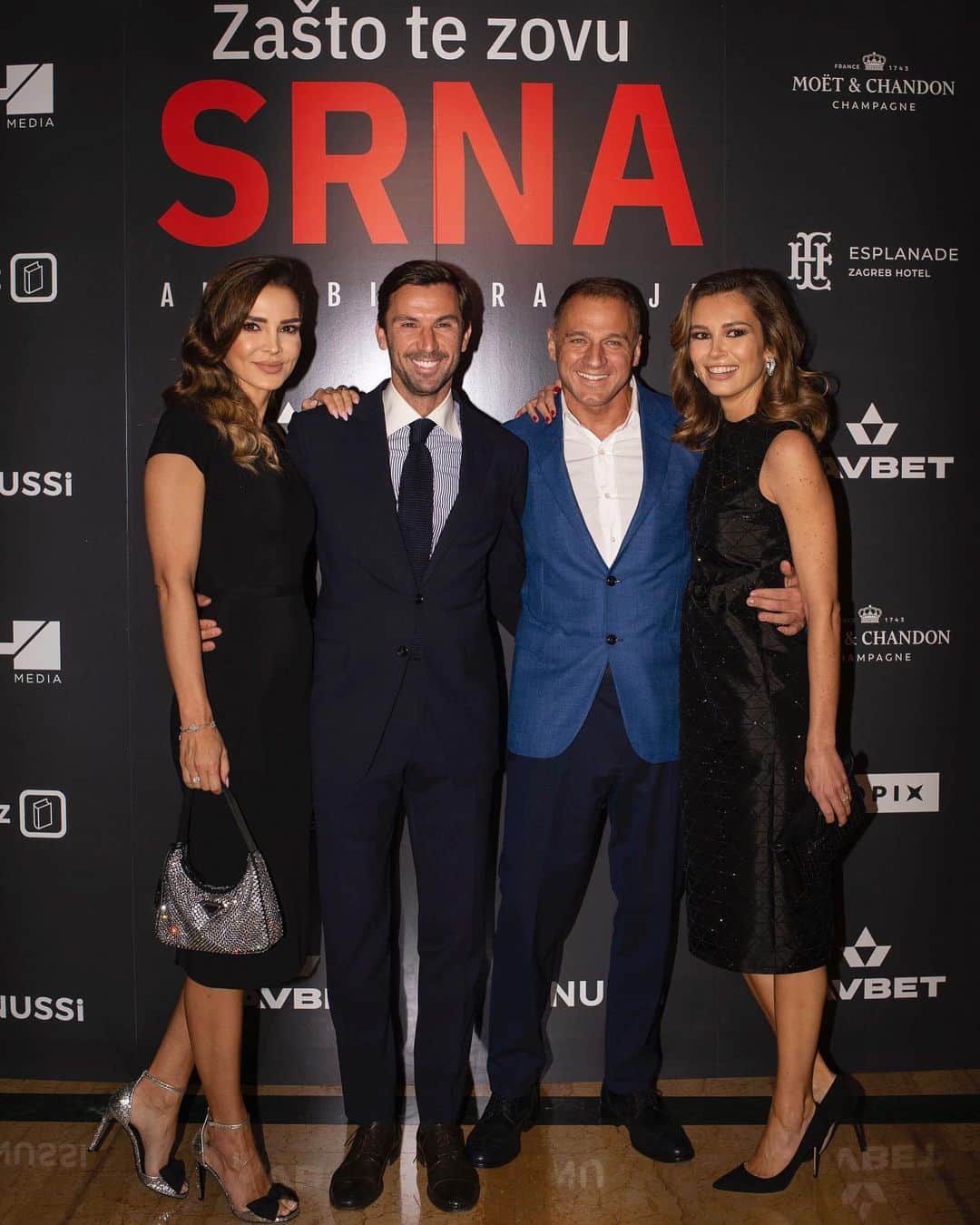 ダリヨ・スルナさんのインスタグラム写真 - (ダリヨ・スルナInstagram)「Ponosna sto sam tvoja @darijosrna sve ostalo ionako znas ♥️ Hvala od srca Milani, ovo je sudbinska veza i danas jednako kao i prije 2g. znam da je ovu knjigu mogla napisati samo i iskljucivo ona! Hvala VBZ-u sto je to prepoznao! Hvala mojoj @hanzolina sto je jos u radnoj verziji knjige odlucila sa svojim timom biti nas partner! Hvala @favbet_hrvatska @auto.benussi @mivagalerijavina @esplanadezagreb sto ste nam omogucili nezaboravnu vecer prepunu emocija koje cemo se svi dugo sjecati! Hvala i mojim @priredba.studio i @apg_priredba koji ne mogu bez mene, niti ja bez njih vec punih 10g 🥳✌🏻Hvala svim dragim prijateljima i nasoj obitelji koji su dosli i podrzali nas! ♥️🙏🏻 #zastotezovusrna」11月8日 20時06分 - darijosrna