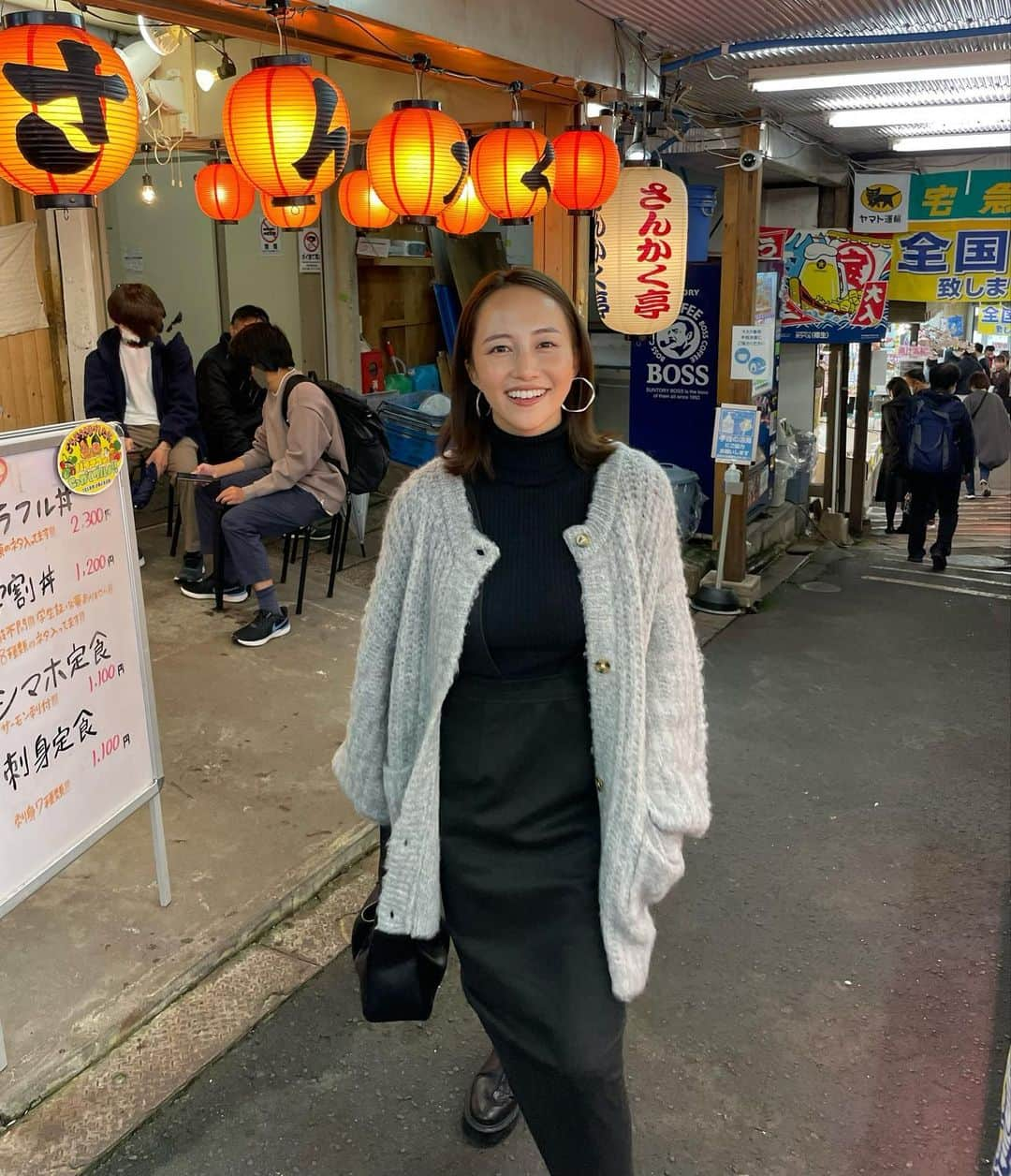 左近鈴乃さんのインスタグラム写真 - (左近鈴乃Instagram)「. 小樽 三角市場 🐟 ホッケが美味しすぎた、、！😮‍💨 こーゆう市場ってワクワクするっ♡  カーディガンもジャンパースカートも 11/10(thu)発売です🖤 @souaire_official   #三角市場 #函館 #北海道 #北海道旅行  #SOUAIRE」11月8日 20時13分 - suzuno_sakon