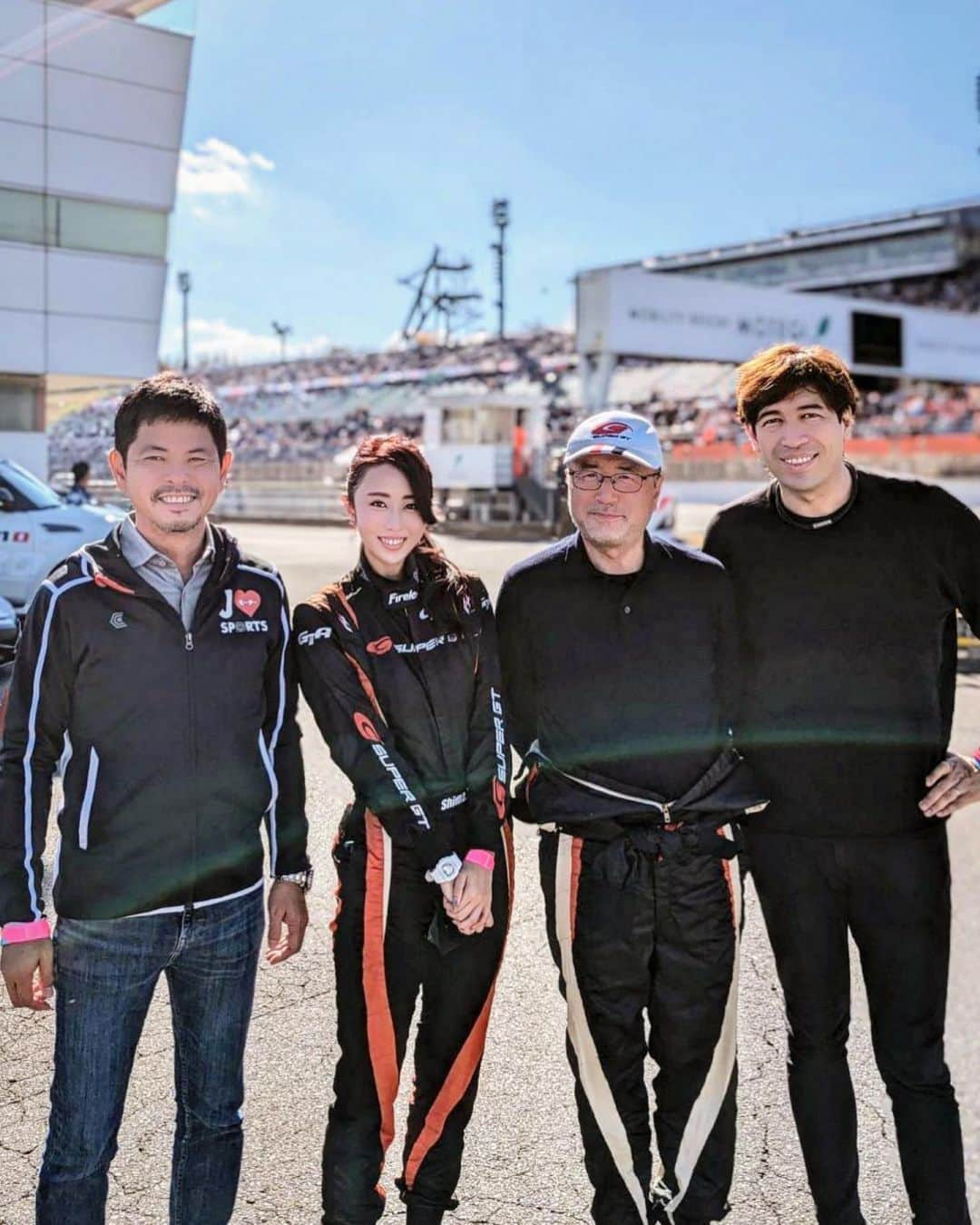 竹内紫麻のインスタグラム：「#SUPERGT   私にとって4年目のシーズンが幕を閉じました。  どう言葉を紡げば正しく伝わるのか とても難しいですが、、  何が起こるかわからない最終戦  今年も最後の最後まで、  想像を遥かに超えるドラマチックな展開。  最初から最後まで 感情を揺さぶられながら  よく走り、よく喋りました笑笑  努力が実を結んで良かったと胸が熱くなった予選後インタビュー。  悔しい予選結果になった後、 それでも最後まで諦めないよ！と 誓った強い眼差しとコメントに 涙しそうになったピット裏の取材。  そして涙で霞んで終始視界が悪かったシリーズチャンピオンインタビュー。  レース終わり。  勝ったチームも、そうでないチームも  取材でお世話になったチームそれぞれに 挨拶回りに行くのが日課なのですが、  結果に関わらず、  全てのチームにストーリーがあって  そしてその全てのストーリーに感動があります。  みんなの想いを乗せて走り切った全てのマシン🚗  感動を届けてくださった全ての関係者  そしてMyファミリー❤️❤️ 中継チームの出演者、スタッフの皆さん  そしてSUPER GTを愛するファンの皆さん❣️  今シーズンもありがとうございました。  SUPER GT最高❤️  #SUPERGT #2022 #4年目 #今シーズンもありがとうございました」