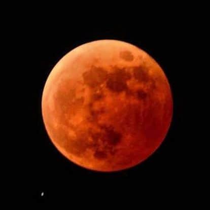 柴子のインスタグラム：「お月様、赤銅色。  #皆既月食」