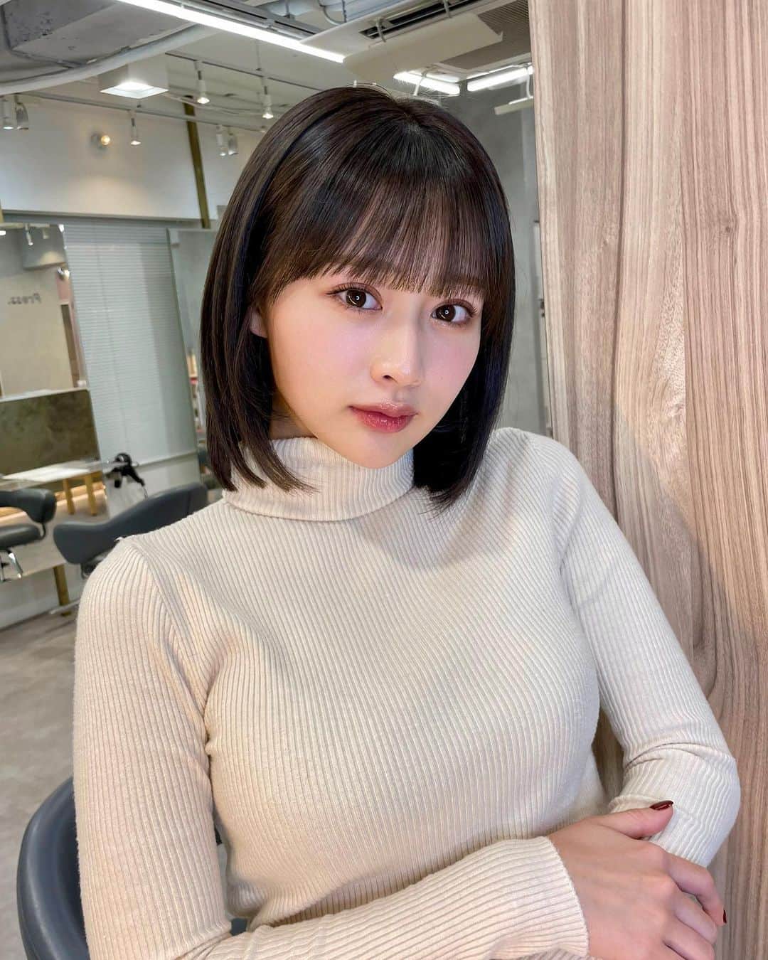のインスタグラム：「ㅤㅤㅤㅤㅤㅤㅤㅤㅤㅤㅤㅤㅤ ㅤㅤㅤㅤㅤㅤㅤㅤㅤㅤㅤㅤㅤ ㅤㅤㅤㅤㅤㅤㅤㅤㅤㅤㅤㅤㅤ 私のヘア担当の @yoship1013 さん🫧 ずっとよしぴさんにお願いしてるよ🤞🏻 #laboカラー をしてもらってます。 ㅤㅤㅤㅤㅤㅤㅤㅤㅤㅤㅤㅤㅤ ㅤㅤㅤㅤㅤㅤㅤㅤㅤㅤㅤㅤㅤ 今は暗めカラーの気分なので 黒髪じゃないけど透明感のある 暗めカラーで！とだけ伝えて後はお任せ* ㅤㅤㅤㅤㅤㅤㅤㅤㅤㅤㅤㅤㅤ  お任せしても本当に満足度が高い 仕上がりにしてくれるので安心🤭🤭 ㅤㅤㅤㅤㅤㅤㅤㅤㅤㅤㅤㅤㅤ ㅤㅤㅤㅤㅤㅤㅤㅤㅤㅤㅤㅤㅤ ㅤㅤㅤㅤㅤㅤㅤㅤㅤㅤㅤㅤㅤ ヘアカラー迷ってたら 同じ暗髪カラーにしよ🤍🤍 ㅤㅤㅤㅤㅤㅤㅤㅤㅤㅤㅤㅤㅤㅤㅤㅤㅤㅤㅤㅤㅤㅤㅤㅤㅤㅤ ㅤㅤㅤㅤㅤㅤㅤㅤㅤㅤㅤㅤㅤ ㅤㅤㅤㅤㅤㅤㅤㅤㅤㅤㅤㅤㅤ ㅤㅤㅤㅤㅤㅤㅤㅤㅤㅤㅤㅤㅤㅤㅤㅤㅤㅤㅤㅤㅤㅤㅤㅤㅤ#ヘアカラー #秋カラー #冬カラー #ボブ #ボブヘアー #暗髪カラー #暗髪 #透明感カラー #likeforlikes #instalike #l4l」