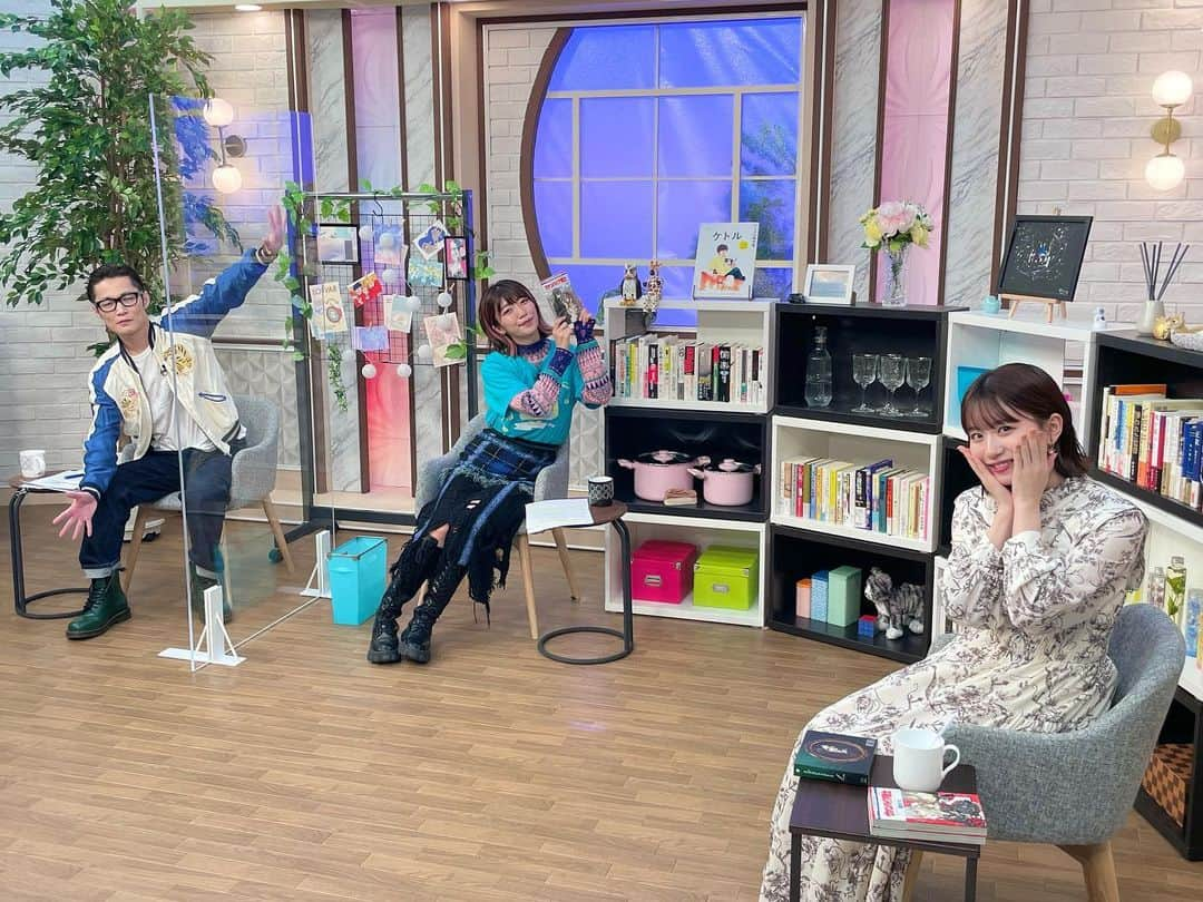 ぱいぱいでか美さんのインスタグラム写真 - (ぱいぱいでか美Instagram)「BOOKSTAND TV📕毎週火曜深夜2時！ . 先月からMCに就任した『BOOKSTAND TV』📕 11月のゲストさんご紹介します！  11/1 女優の永島聖羅さん 11/8 Smappa!Group会長の手塚マキさん 11/15 社会学者の周東美材さん 11/22 つばきファクトリーの浅倉樹々さん 11/29 ラジオパーソナリティの綿谷エリナさん  アーカイブはBS12での放送後に番組公式YouTubeにアップされます！ チャンネル登録&高評価、コメントなどよろしくお願いしますー！ . #BOOKSTANDTV #永島聖羅 さん #手塚マキ さん #周東美材 さん #浅倉樹々 さん #つばきファクトリー #綿谷エリナ さん #でか美ちゃん #原カントくん」11月8日 20時51分 - paipaidekami