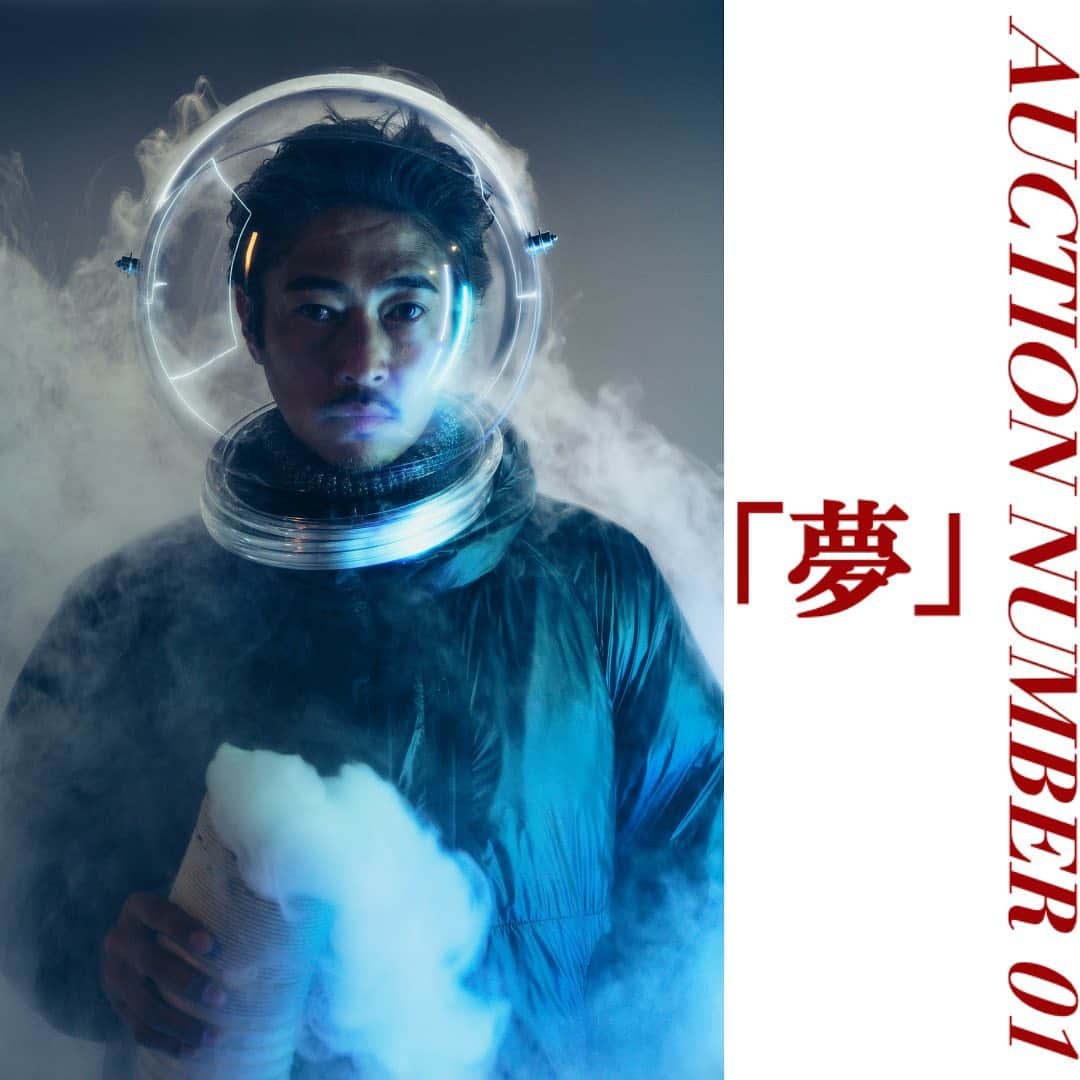 窪塚洋介のインスタグラム：「今夜は442年ぶりの 「皆既月食＋天王星食」 火星逆光中に起こっためっちゃ良く見える 星空🌝🌚イベントでした^ ^  その最中に、  窪塚洋介　＆ スタイリスト 三田真一　＆ 写真家 村松賢一、が ADVENTURE KING 11周年記念 "皆既月食アートフライト"のために創り上げた傑作フォトシリーズ 『宇宙：三部作』のチャリティーオークションがスタートっ!!!  ✨🌌✨  AUCTION NUMBER O1 「夢」 AUCTION NUMBER O2 「現」 AUCTION NUMBER O3 「幻」  【オークション参加方法】 @adventurekingjp のプロフィールリンクより ・オークション終了：11月30日(水)23:59 ・スタートプライス：110,000円 ・ハンマープライス(即決価格)：430,000円　※先着順 （売上は全額千葉県成田市に寄付）  衣装協力 @ysl @i_need_you_baby_jp  ヘアメイク @botanica_mh_shuji」