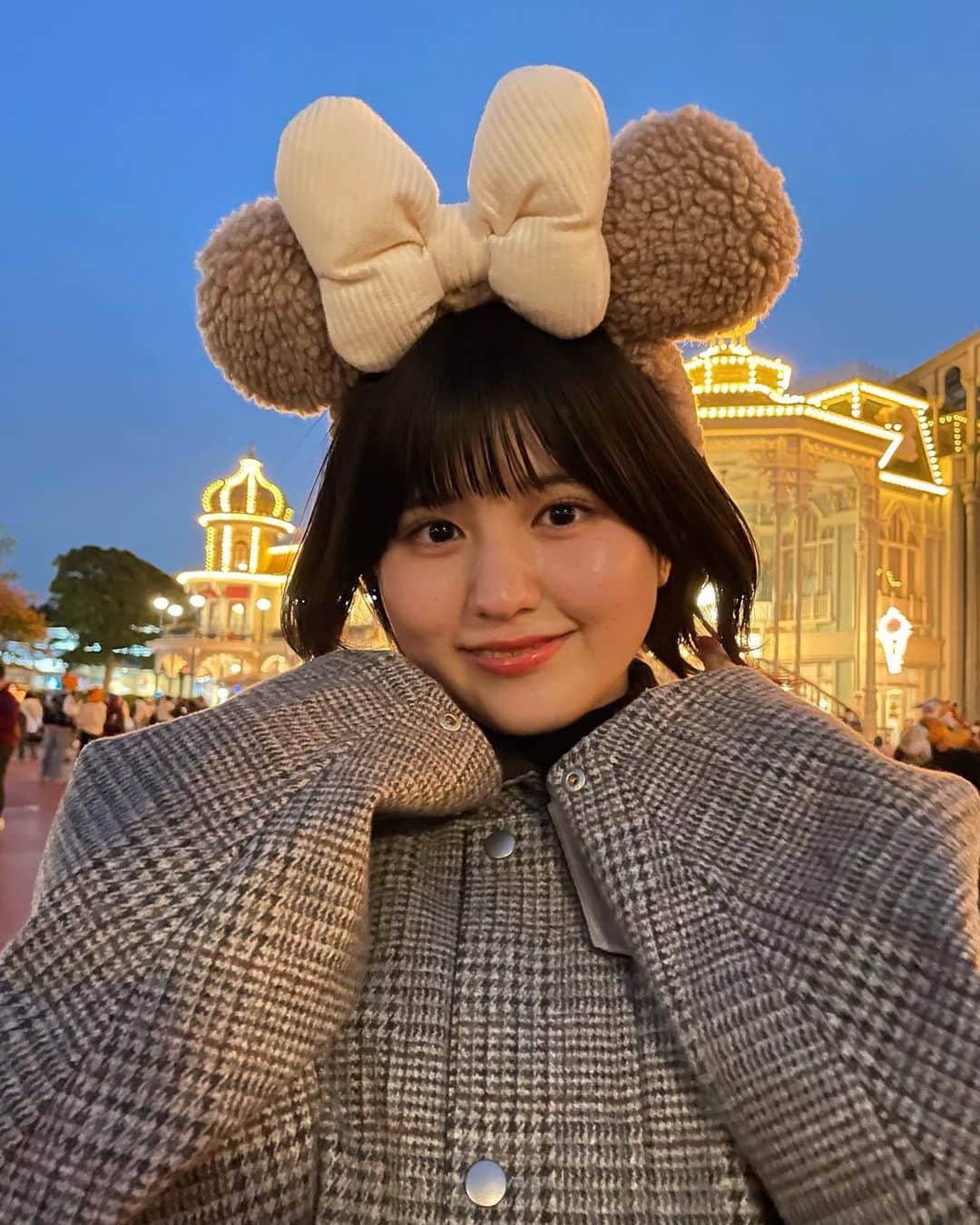 池田レイラのインスタグラム：「先日、漫才協会の方々と一緒にディズニーランドへ行ってきました🐭🏰✨  こぼしてお洋服を汚してしまうのを防ぐために前にかがんてチキンを食べていました😂 汚れずに済んで良かったです…笑笑  そして漫才協会組の皆様、いつも私の勝手にお付き合いしていただいてありがとうございます🥹🙇‍♂️✨ おかげさまで満喫する事ができました🥹💞  またすぐに行きたいです♡  というか、漫才協会組のInstagramやってない率が低過ぎますね…😂 流石です😂😂😂 ※撮影時のみマスクを外しています。🙇‍♂️」