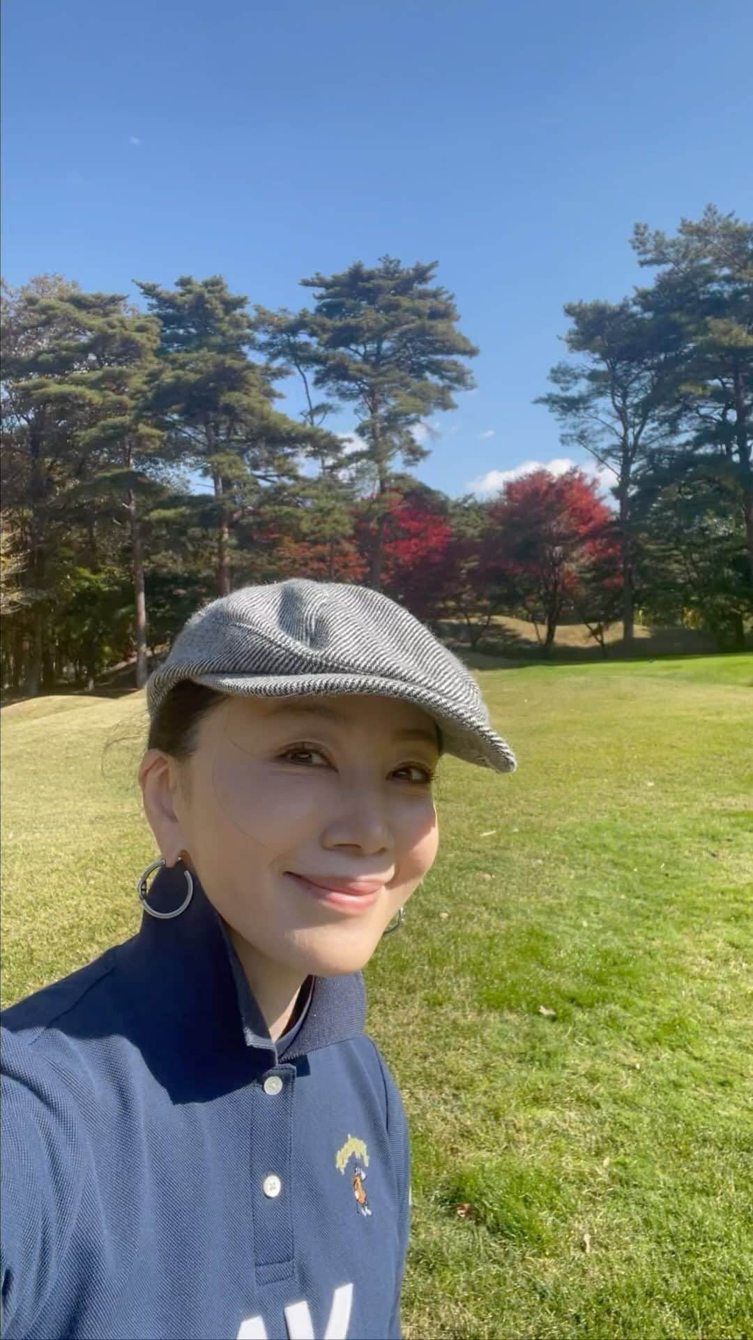 坂村かおるのインスタグラム：「日本の名コース100選ではいつも上位に食い込んでくる西那須野カントリー倶楽部へ。  那須連山の裾野に広がる大地に、紅葉した葉が舞い幻想的な景観に安らぎさえ感じました！  でも💦なんとまぁ難しいコースでしょう‥ フェアウェイは狭いし、バンカーは多いし、グリーンは難しいし‥  もっともっと練習しなくっちゃ！ ・ そして、そして西那須へ来たもう一つのお目当ては👀 ・ 海鮮問屋　海ぼうずさんの『うにく丼』❣️ その名通り！うにと肉のどんぶりです😋 う〜んもう一杯行ける！  今日もお疲れ様でした🏌️‍♀️  皆様いつも、私のゴルフ投稿にお付き合いくださり ありがとうございます☺️  いつも「いいね！」を頂きありがとうございます。 皆さんのコメントに元気を貰っています😊  #クィーンオブ美魔女 #team美魔女 #美ST #坂村かおる #トータルビューティーアドバイザー #美しく老いる #バランス #美容 #コスメ #ファッション #今日のコーデ #トータルバランス #お洒落な人と繋がりたい #コスメ好きな人と繋がりたい #美意識高い人と繋がりたい #美魔女 #美魔女が変わる #アップデートしてる人と繋がりたい #自分らしくアップデート #西那須カントリークラブ #海ぼうず #うにく丼」