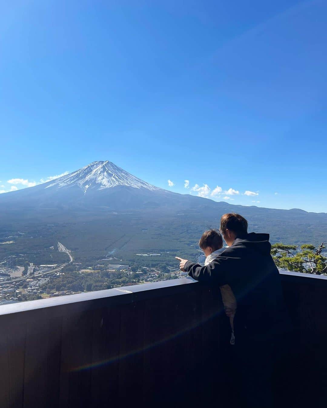 王子咲希(saki ouji)のインスタグラム：「.  グランピング🏕 お天気が良くなると富士山がくっきり綺麗に見えて ぽかぽか気持ち良かった〜☀️  #グランピング#山梨#富士山」