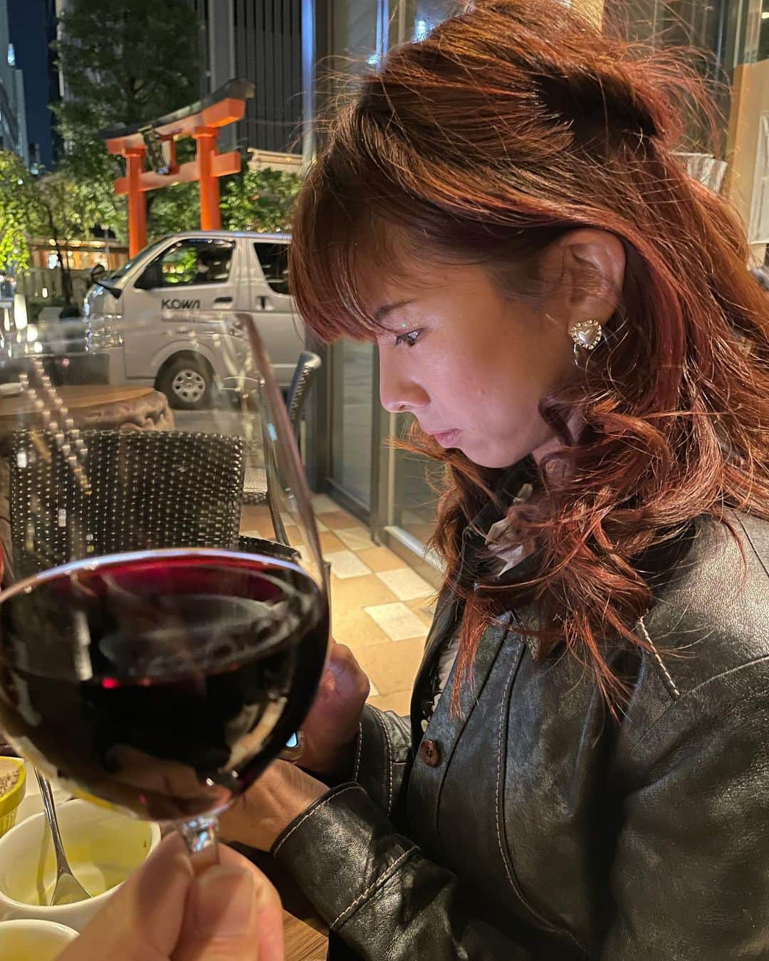 妻が綺麗すぎる。のインスタグラム：「生徒達の動画をしっかりと確認する妻とワイン飲んでるだけの旦那の図 #tiktokjapan」