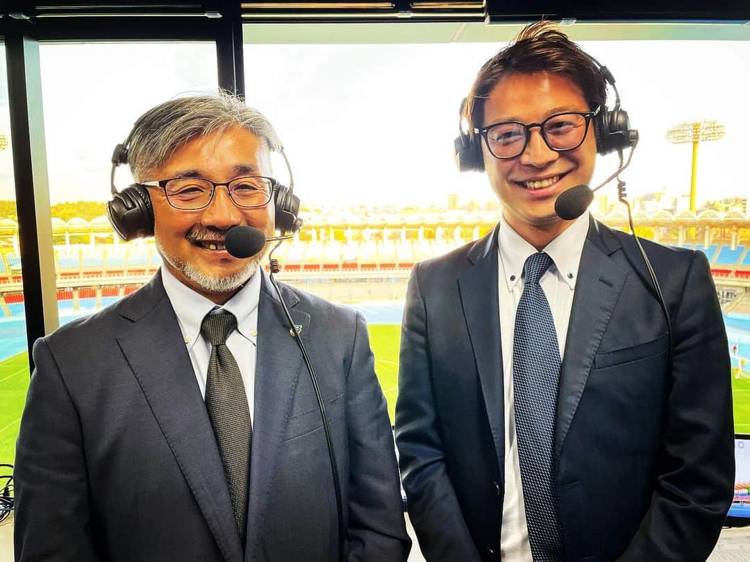 小松正英さんのインスタグラム写真 - (小松正英Instagram)「. 101回目を迎えた高校サッカー選手権。  初めて神奈川大会を担当しました。  実況した準決勝のカードは #桐光学園 と #日大藤沢  結果は日大藤沢が4-0で勝利し、決勝進出。  既に公式戦では2回対戦し、桐光学園が2勝。 今回日藤が3度目の正直を果たしました。  ただ、スコアでは分からない、 お互いの特徴を熟知してるからこその緻密なゲームプラン、 モチベーション、メンタルコントロール。  様々な要素が散りばめられた試合だったと思います。  解説は フロンターレのアカデミーダイレクター望月 達也さん。  選手に寄り添った解説を頂きました。  両校共に練習にも足を運ばせてもらい、 選手権に懸ける想いを肌で感じ、 それを視ている人に少しでも感じてもらえるよう 実況したつもりです。  勝負事なので必ず勝敗は決しますが だからこその美しさがある。  改めてその魅力を教えてもらいました。  まだ決勝が残っていますが、 準決勝の実況に際し協力頂いた 桐光学園、日大藤沢の関係者、選手の皆さん。 ありがとうございました。  自分の高校時代を思い出しながらの 神奈川大会にもなりました。  改めてご覧頂いた方、 そしてこの機会をくださったtvkの皆さん、解説の望月さん ありがとうございました。  決勝は13日。 湘南工科大附属 と 日大藤沢。 IH予選決勝と同じカードです。  引き続き注目してください。 . . . #高校サッカー #選手権 #神奈川大会 #実況」11月8日 21時32分 - masa_fb.ank