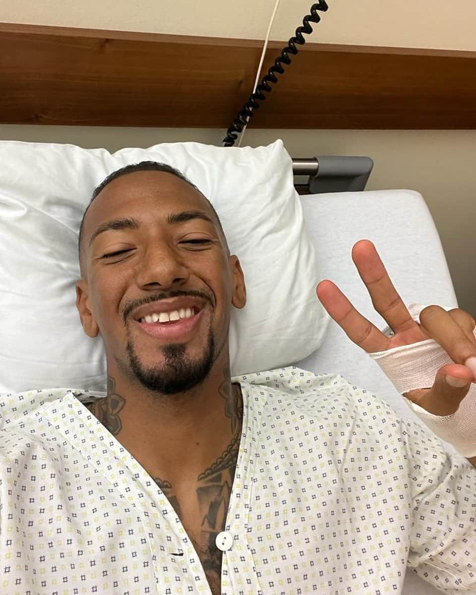 ジェローム・ボアテングさんのインスタグラム写真 - (ジェローム・ボアテングInstagram)「I‘ve had a knee arthroscopy and will therefore miss Friday‘s last game of this year at Groupama stadium. I’m sure the boys will get the win. I‘m back soon ✌🏽// J'ai subi une arthroscopie du genou et je manquerai donc notre dernier match de l'année au Groupama stadium ce vendredi. Je suis sûr que les gars obtiendront la victoire. Je reviens vite ✌🏽」11月9日 6時55分 - jeromeboateng