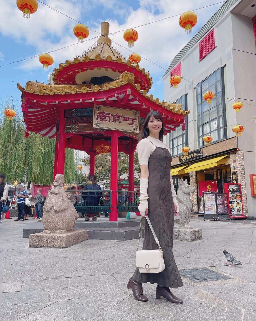 関根ささらさんのインスタグラム写真 - (関根ささらInstagram)「#南京町 の有名な写真スポットで観光客らしく写真撮ってきたよ📷❤️‍🔥 . . 神戸は放プリOGのももちゃんと🍑 関西旅行の間、毎日一緒に過ごしてくれてました🥹🥹💗 #カンシャエイエンニ ……！！！♡🙏🏻 . . 今月末も会えそうなの🥹🥹嬉しい🥹🥹💗 グループ卒業前から有難うだけど、卒業後もたくさん有難う💓🧚🏻‍♀️🧚🏻‍♀️ . . . . #神戸観光 #神戸ランチ #神戸カフェ #神戸旅行 #kobetrip #元町 #元町中華街 #chinatown #kobe #ootd #outfitoftheday #outfit #outfitpost #プチプラ #プチプラコーデ #プチプラファッション #ザラコーデ #zara #zarawoman #zaraコーデ #zarafashion #ingni #freesmart」11月8日 23時24分 - sasarasekine