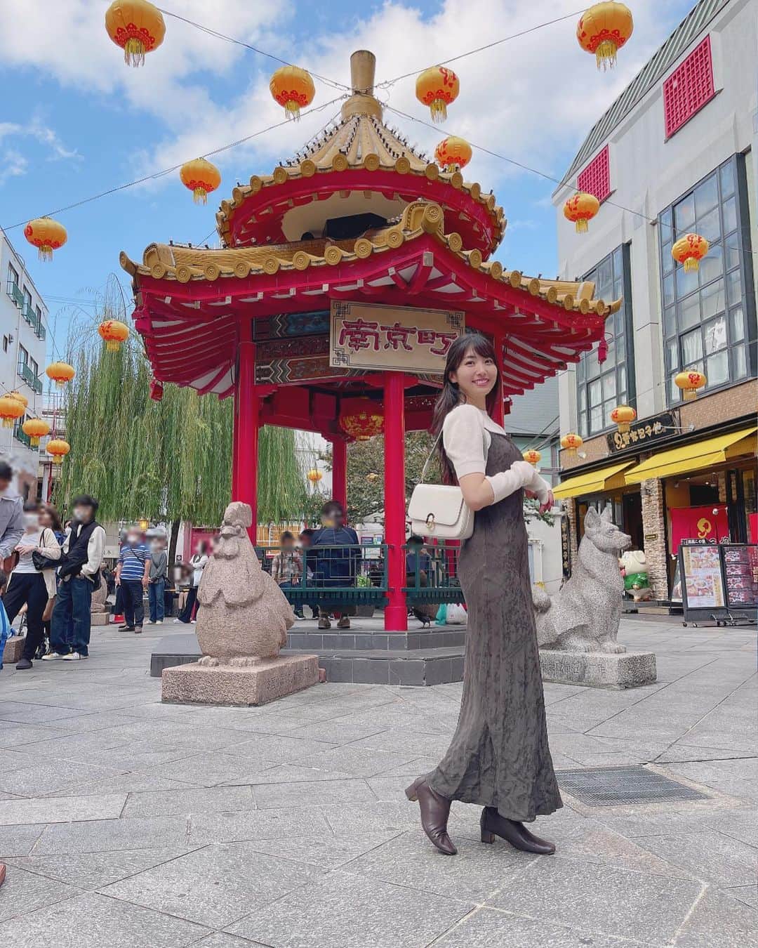 関根ささらさんのインスタグラム写真 - (関根ささらInstagram)「#南京町 の有名な写真スポットで観光客らしく写真撮ってきたよ📷❤️‍🔥 . . 神戸は放プリOGのももちゃんと🍑 関西旅行の間、毎日一緒に過ごしてくれてました🥹🥹💗 #カンシャエイエンニ ……！！！♡🙏🏻 . . 今月末も会えそうなの🥹🥹嬉しい🥹🥹💗 グループ卒業前から有難うだけど、卒業後もたくさん有難う💓🧚🏻‍♀️🧚🏻‍♀️ . . . . #神戸観光 #神戸ランチ #神戸カフェ #神戸旅行 #kobetrip #元町 #元町中華街 #chinatown #kobe #ootd #outfitoftheday #outfit #outfitpost #プチプラ #プチプラコーデ #プチプラファッション #ザラコーデ #zara #zarawoman #zaraコーデ #zarafashion #ingni #freesmart」11月8日 23時24分 - sasarasekine
