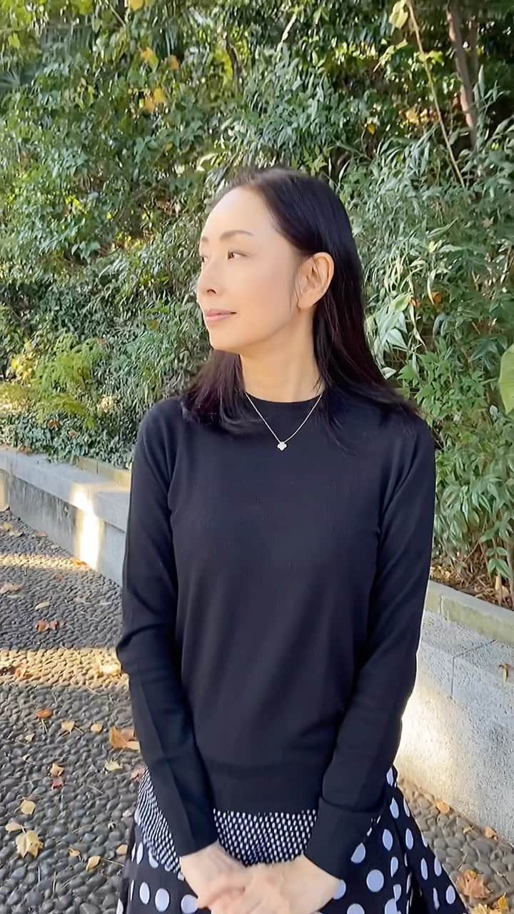 田村翔子のインスタグラム：「お寺の境内で少しお散歩。 紅葉がきれいでした😊  #お散歩#ライフスタイル#紅葉#autumnvibes #大人カジュアル#秋コーデ#田村翔子」