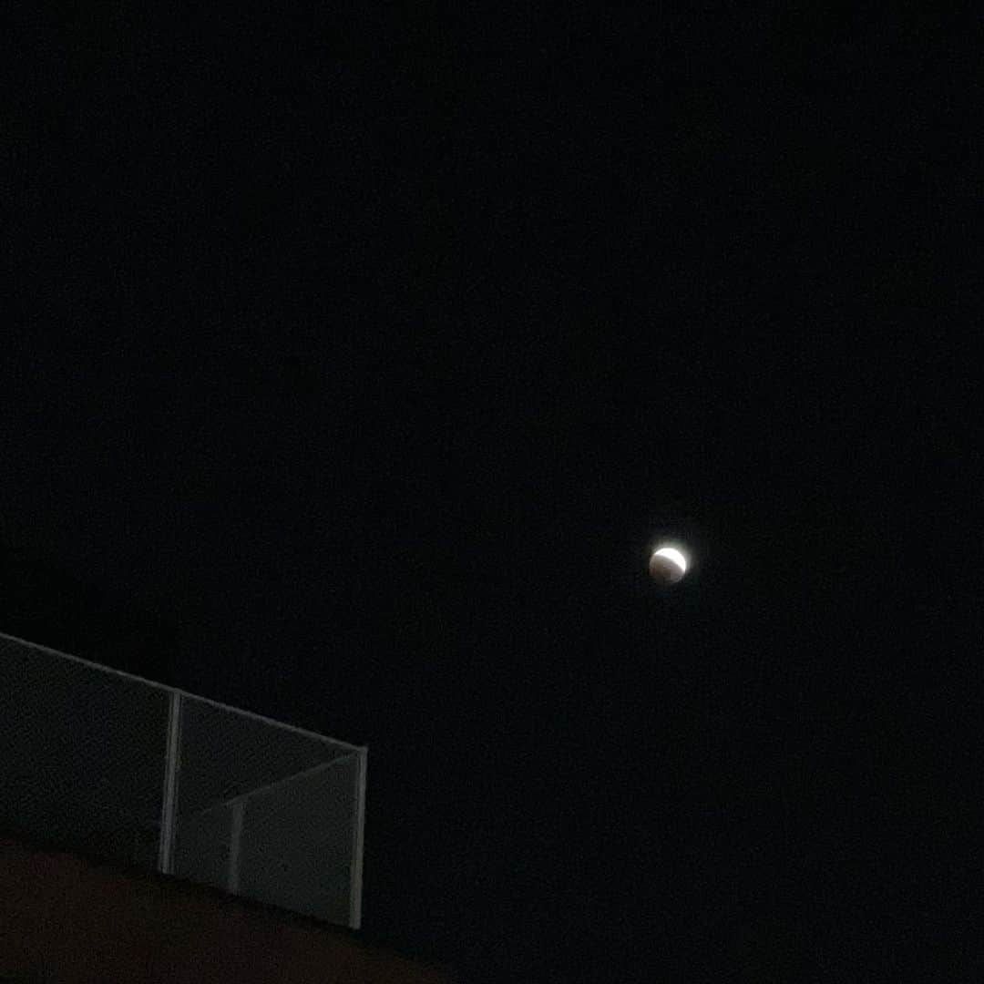 塩川莉世さんのインスタグラム写真 - (塩川莉世Instagram)「皆既月食初めて見た🌖 さえちゃんと道路の端で一生懸命撮ったけどこれが1番よかった🫣 . みんな今日もおつかれさま、1日頑張ったね🫶🏻」11月8日 23時57分 - rise_shio