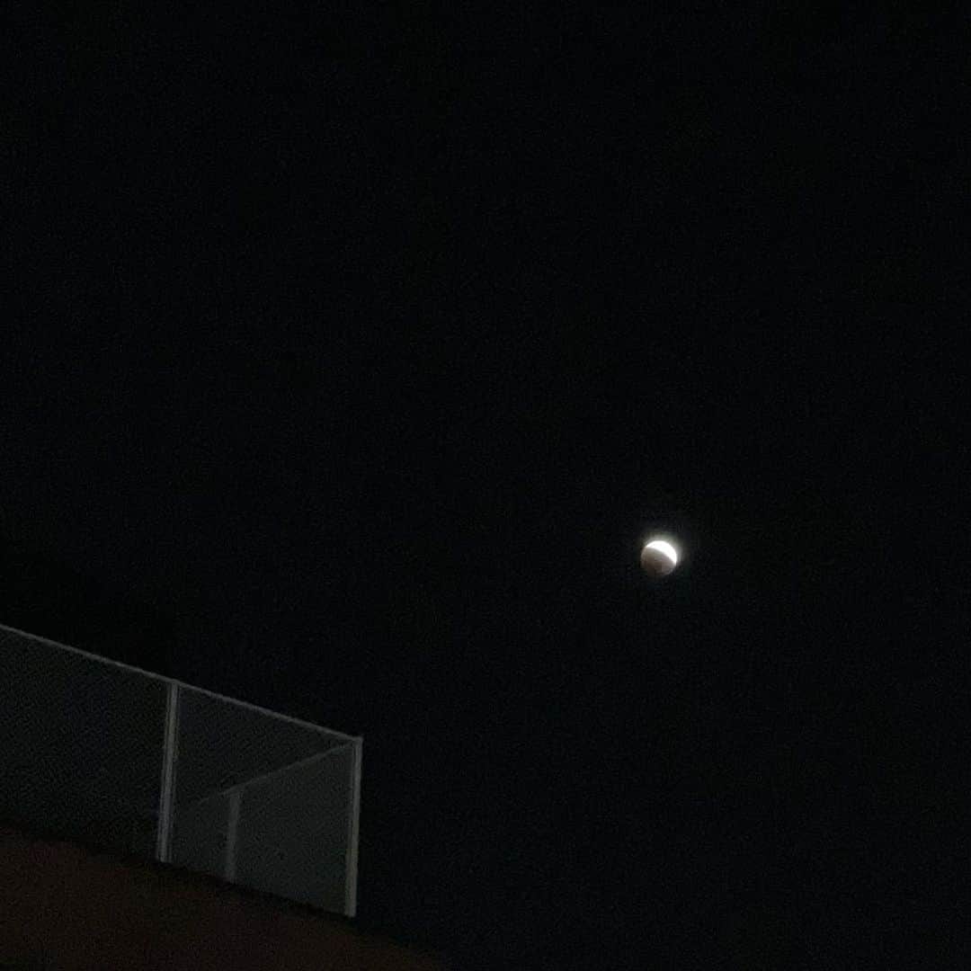塩川莉世のインスタグラム：「皆既月食初めて見た🌖 さえちゃんと道路の端で一生懸命撮ったけどこれが1番よかった🫣 . みんな今日もおつかれさま、1日頑張ったね🫶🏻」