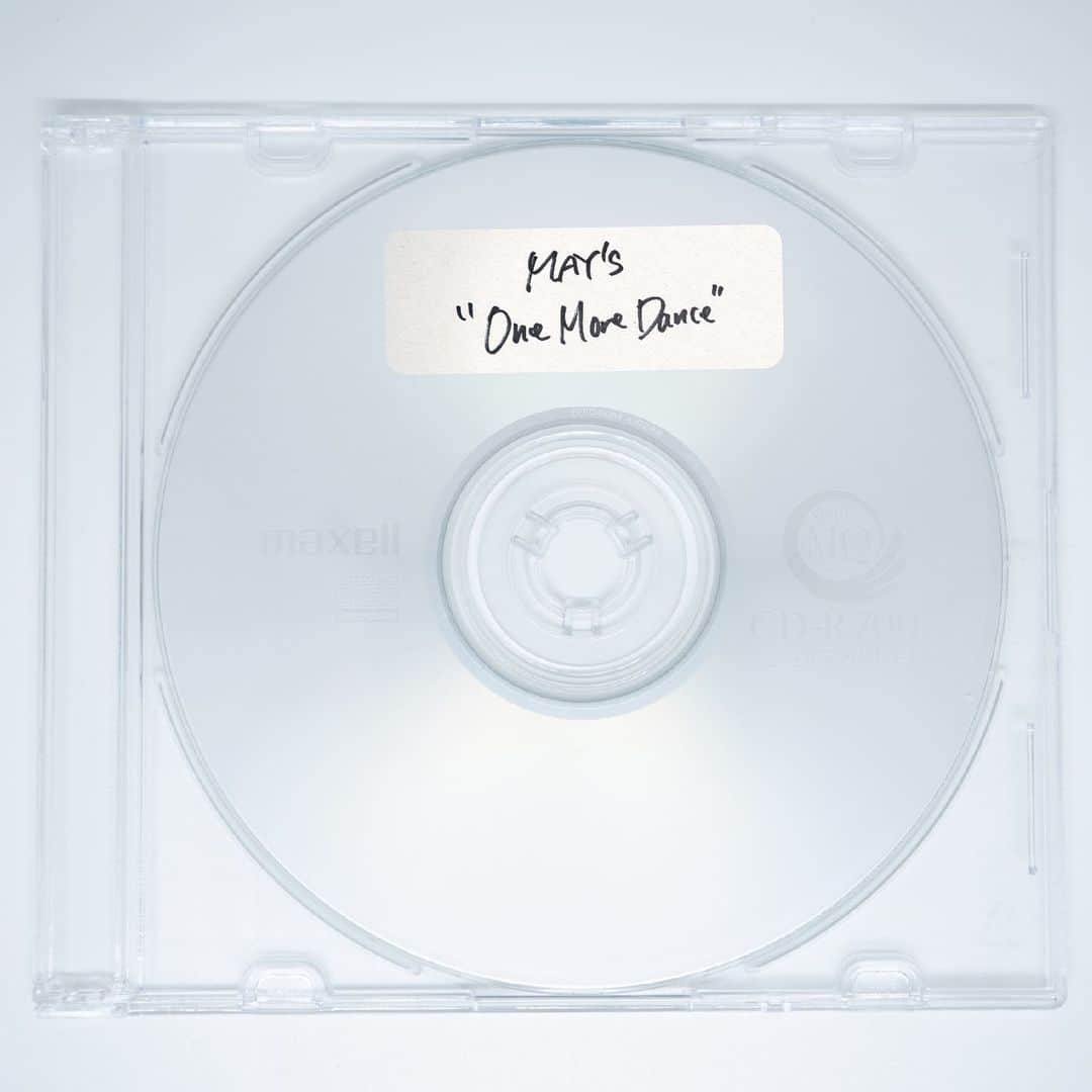 NAUGHTY BO-Zのインスタグラム：「MAY'S、2年ぶりの新曲が0時よりリリースになりました！  「One More Dance」  色んな想いを詰めすぎて、過去イチ言葉での説明が難しい曲です。  ただ音楽で楽しいことがしたくて隣の席の同級生で結成したMAY'Sが、まさか20年やってると思わなかったし、20年後の世の中がこんなになってるとも思わなかったよね。  それでも僕らが歌う場所、踊る場所、輝ける場所を守ってくれたのは、紛れもなくファンの皆さんであり、支えてくれたライブハウスの皆さんでもあり、多くのアーティストを支える"裏方"と言われるスタッフやスタジオ関係者、イベント関係者の方達のおかげでした。  凹んだ時、折れそうになった時、もう無理かなあなんて思った時もあったけど、俺たちはもう一度踊るよ。決めたんだ、One More Dance。答えなんて知らないけどな。  #MAYS #OneMoreDance #新曲 #ジャケットデザインは #初心に帰って #CDRにしてみました #始まりを忘れんな」