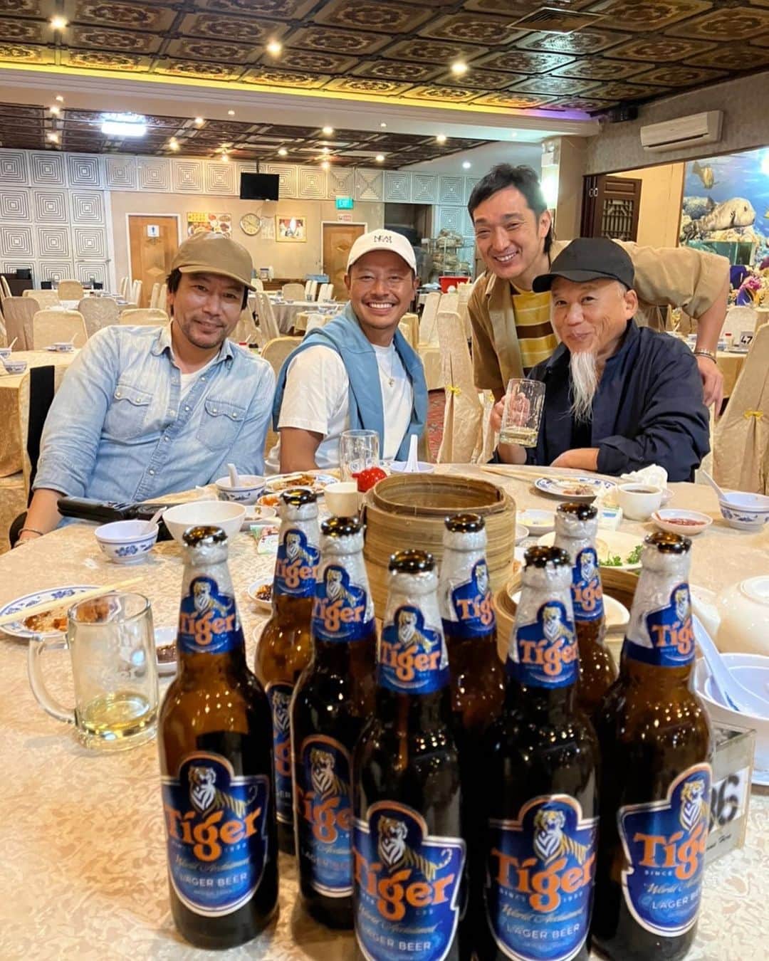 高田朋佳のインスタグラム：「Drink a lot in Singapore🍾  #singbear #singalot #singdrunk #singaporecrew #colonyclothing」