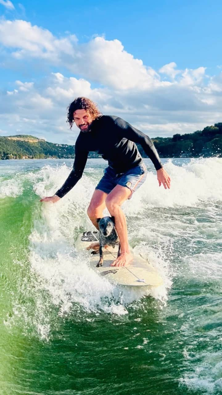 オースティン・ニコルズのインスタグラム：「My proudest day as a #doggiedaddy  Otis’ first time surfing. He was a natural. #surfdog」