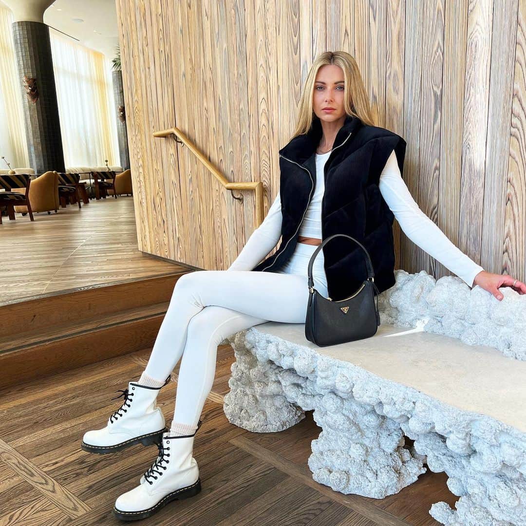 Ludi Delfinoのインスタグラム：「Cozy days with @alo 🤍🖤 And guess what my whole outfit is on sale right now. 30% off site wide and up to 70% off sale items.」