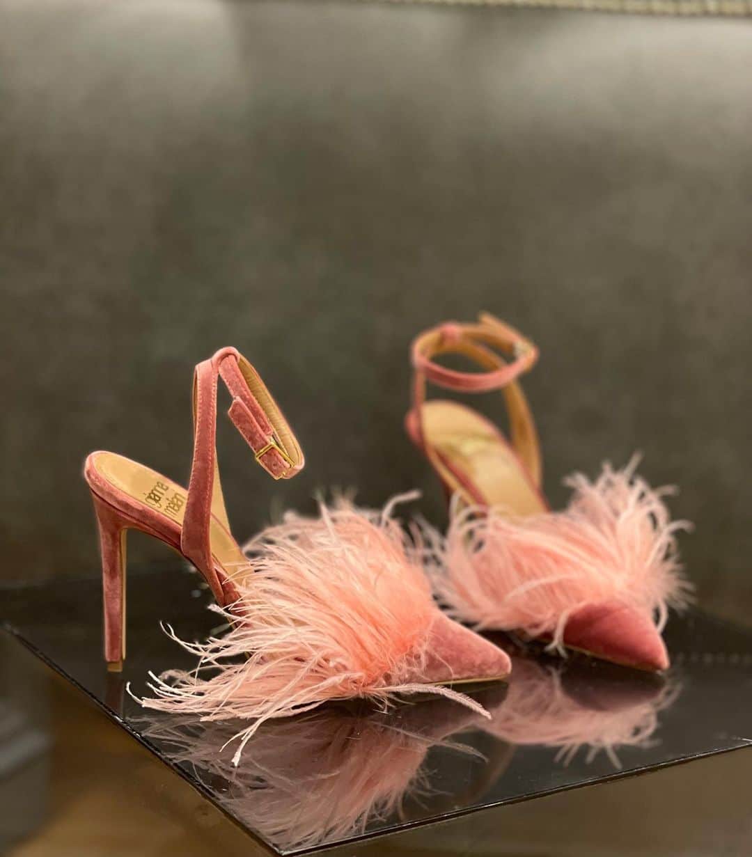 ジャンナメリアーニのインスタグラム：「Fluffy pinky feathers 💗 #giannameliani」