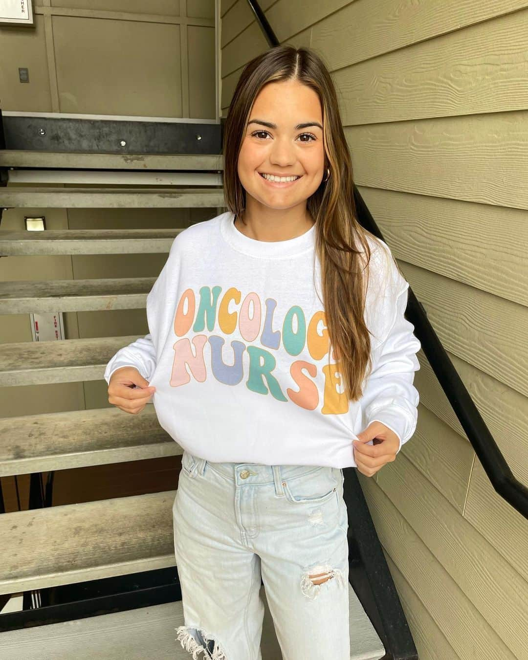 ガビ・シュールのインスタグラム：「I am so excited to announce I have recently accepted a graduate nurse position on the medical oncology floor at Cox, following graduation! I am truly grateful for this opportunity and cannot wait to begin my nursing career! 💗🩺」