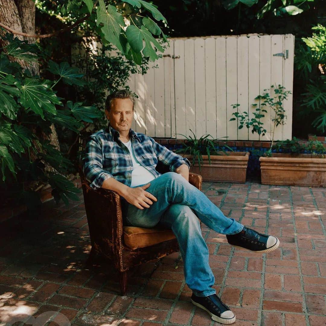 マシュー・ペリーのインスタグラム：「“The bravery of Perry’s book is not just in what he says, or how he says it, and how unflinching he is in his commitment to say it, but that he chose to say it at all.” - @gq // Story by Chris Heath / 📸 @ryanpfluger #friendsloverbook」