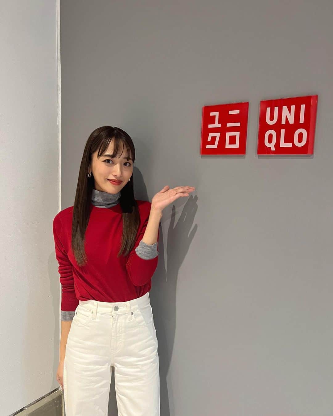 近藤千尋のインスタグラム：「全身　UNIQLOを着て UNIQLOさんで配信した日😘❤️ @uniqlo_jp   グレーと赤でコーデ組んでみたのだよ🥰 好きな組み合わせ🙋🏻‍♀️ ニットのサイズはS❤️ そしてこの白パンツは今日も履いてる。笑 サイズは21インチです🤍  朝から移動中に更新😍笑 今日もがんばろねぇー❤️❤️❤️」
