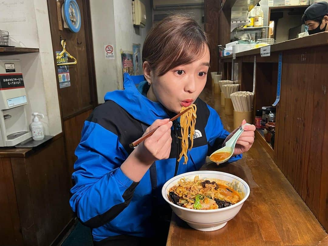 篠原梨菜さんのインスタグラム写真 - (篠原梨菜Instagram)「#水曜朝5時のラーメンtime 横浜市・伊勢佐木長者町駅近く ラーメン精一杯！ 朝6時まで営業、横浜家系ラーメンのお店。 家系の豚骨に、辛味噌と唐辛子を合わせた濃厚で辛いスープ...🔥 旨辛肉みそラーメン😋 5倍辛は、ガツンと辛い！煮込んだ野菜やお肉が優しい。これぞ旨辛！ #早朝グルメ #thetime_tbs #伊勢佐木長者町グルメ  #ラーメン精一杯 #朝ラーメン #家系ラーメン  #旨辛肉みそラーメン  #5倍辛 #ラーメン #tbs」11月9日 6時34分 - shinorinatbs