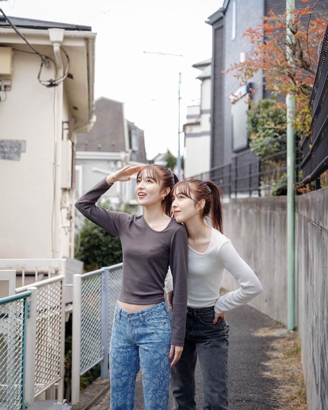 りかりこさんのインスタグラム写真 - (りかりこInstagram)「. photo by @nakamuran0901  twins @ichirika_62 @riko_ichino   素敵な写真撮っていただいたので 少しずつ載せていきます ☺︎♡ . #りかりこ #双子 #ポニーテール #お散歩 #撮影 #カメラ #twins #fashion #ootd #tokyo #instagood」11月9日 17時47分 - rikariko_official
