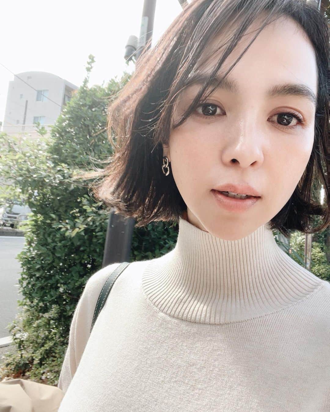 鈴木サチのインスタグラム：「. 今日の撮影の上がりが楽しみ過ぎる😍😘 . . カメラマンさんもヘアメイクさんも最高💕💕  @story_love40  . 撮影終わって @vasic_japan の2023春夏の展示会へ✨ . どうやら最近私は白が気になるみたい😳😍 . . #ママ #ママモデル #モデル #4児ママ #shooting」