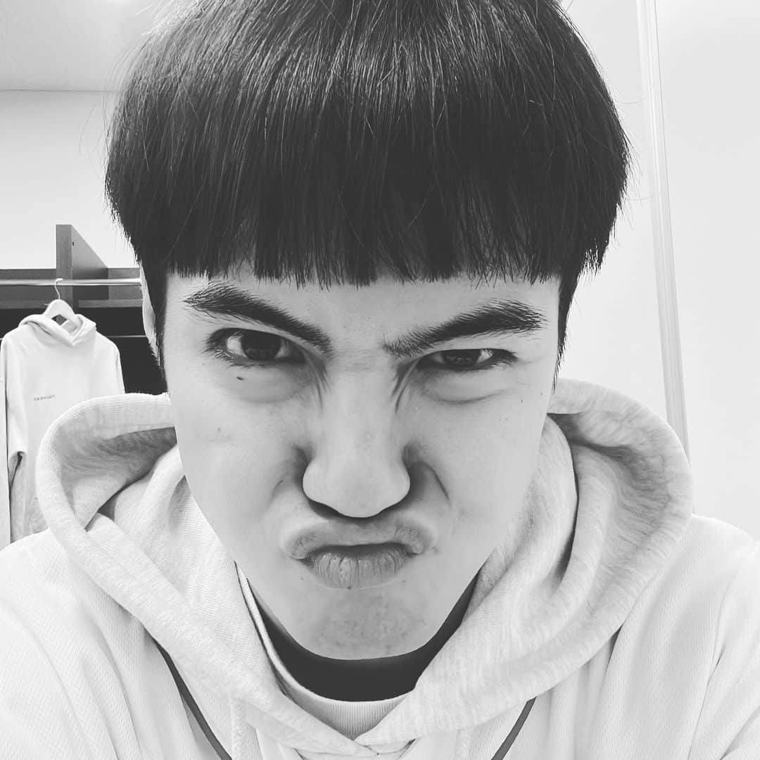 片寄涼太のインスタグラム：「これでライブ…いけるかな？ 🤔🌰  #ぱっつん #WONDERSQUARE」