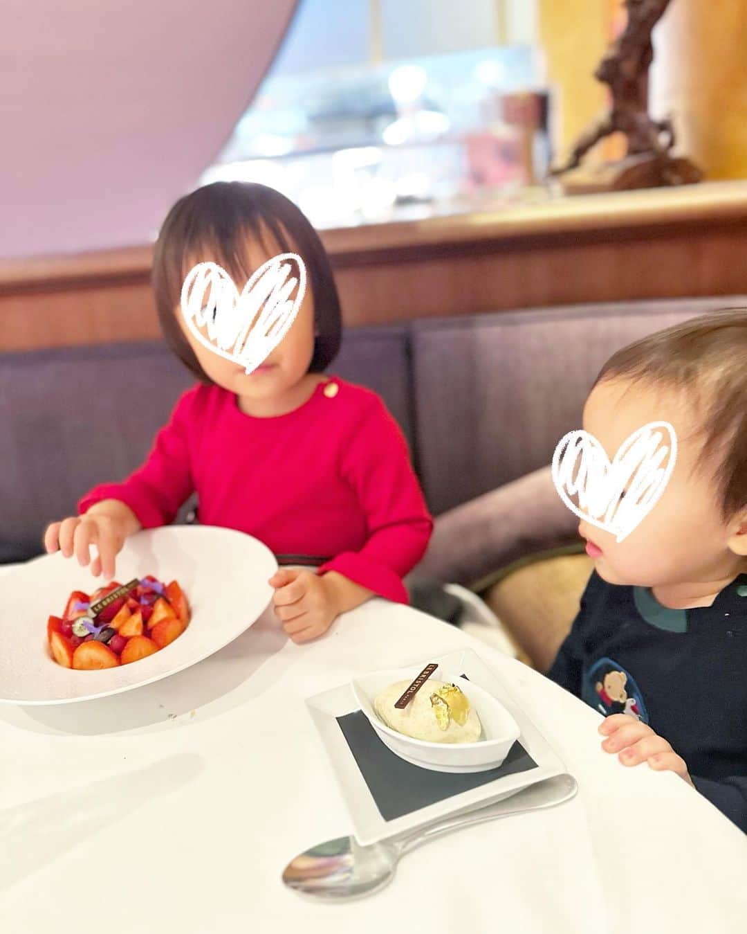小林真由さんのインスタグラム写真 - (小林真由Instagram)「回転ドアを見つける度興奮する娘👧🏻 ⁡ どこも子供たちに優しくて本当〜〜に有り難かった🇫🇷💭 ハプニングも特になかったことに逆にびっくり🐻 ⁡ ⁡ #ファッション #コーデ #ママコーデ #女の子ママ #男の子ママ #ママライフ #コーディネート #３歳 #２歳 #ベビー #二人育児 #旅行 #フランス旅行 #子連れ旅行 #アート #フランス #パリ #ランチ #lunch #paris #lebristolparis」11月9日 16時48分 - mayukobayashii