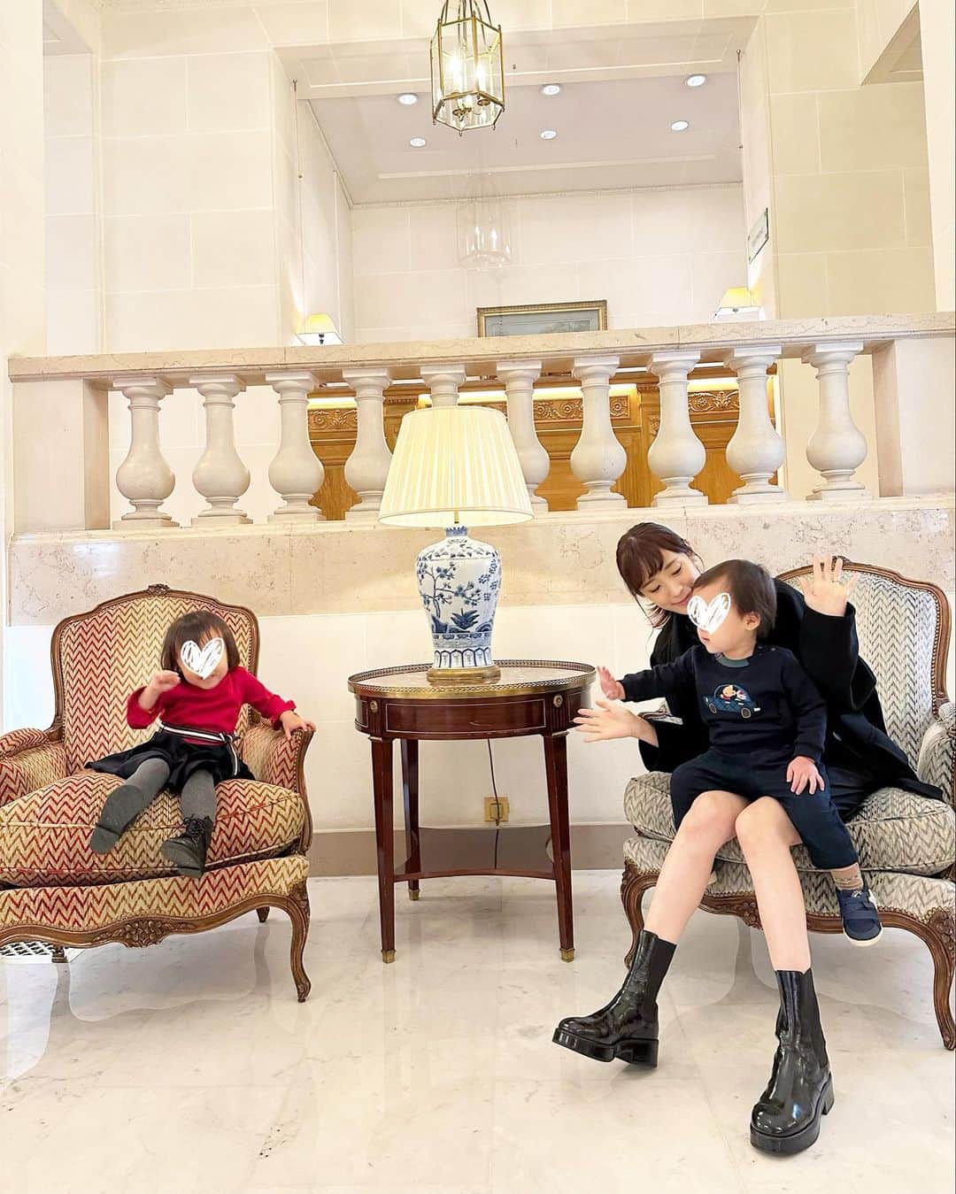 小林真由さんのインスタグラム写真 - (小林真由Instagram)「回転ドアを見つける度興奮する娘👧🏻 ⁡ どこも子供たちに優しくて本当〜〜に有り難かった🇫🇷💭 ハプニングも特になかったことに逆にびっくり🐻 ⁡ ⁡ #ファッション #コーデ #ママコーデ #女の子ママ #男の子ママ #ママライフ #コーディネート #３歳 #２歳 #ベビー #二人育児 #旅行 #フランス旅行 #子連れ旅行 #アート #フランス #パリ #ランチ #lunch #paris #lebristolparis」11月9日 16時48分 - mayukobayashii